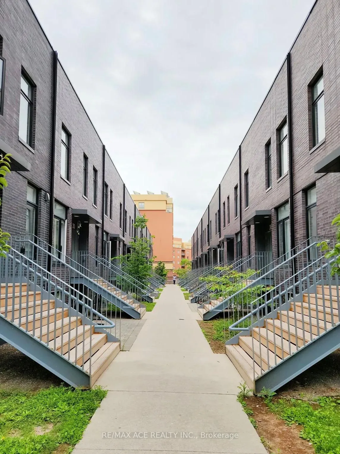 Front of Unit 20, 1720 Simcoe Street N