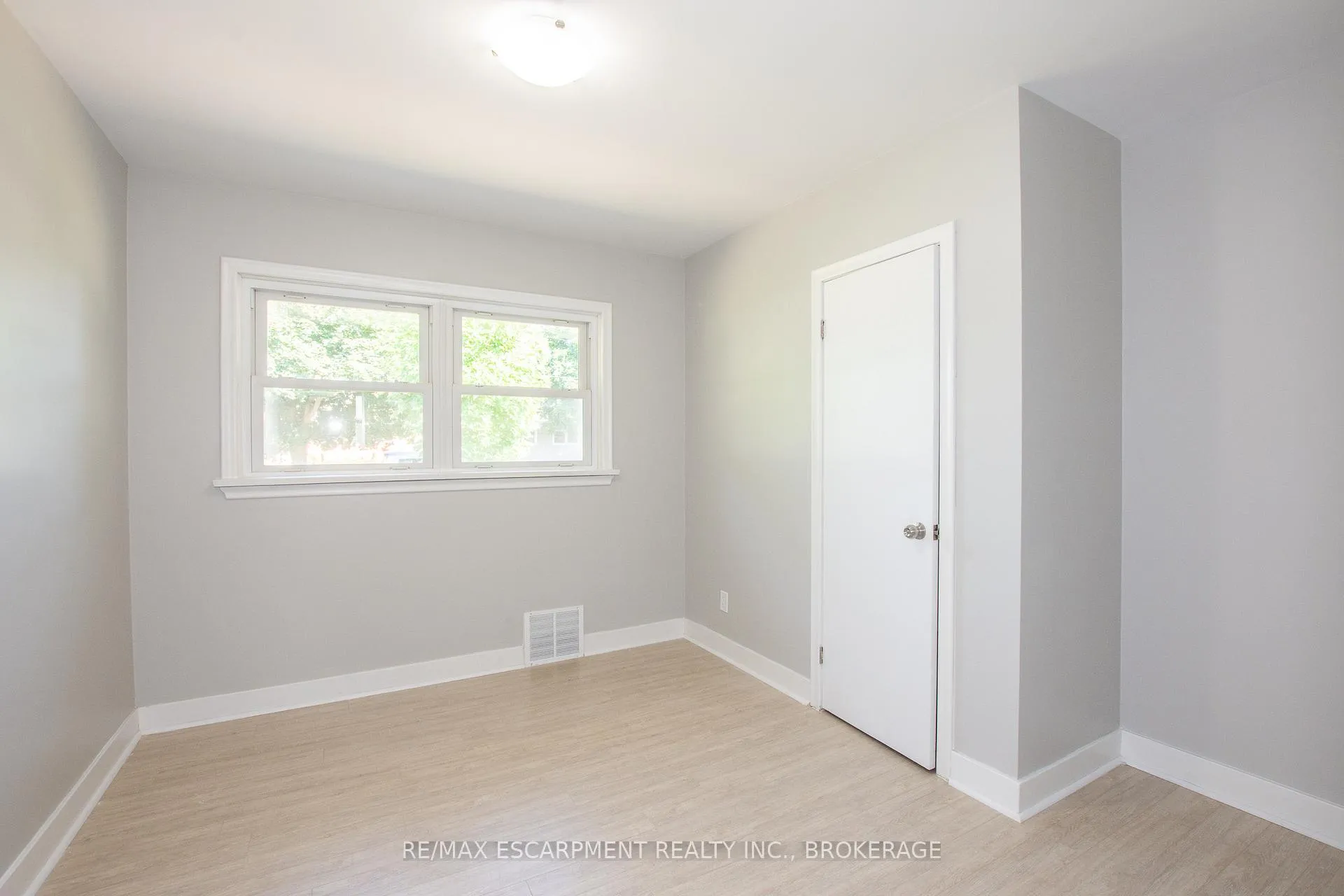 Photo 5 of Unit Main, 21 Brisbane Glen, St. Catharines, Vine/Linwell — HOMEH