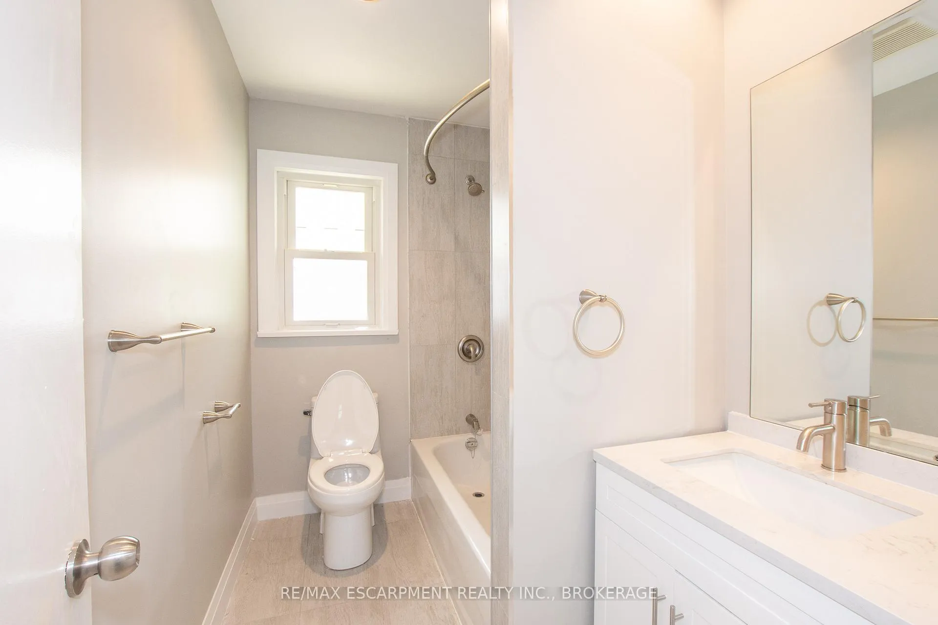 Photo 6 of Unit Main, 21 Brisbane Glen, St. Catharines, Vine/Linwell — HOMEH
