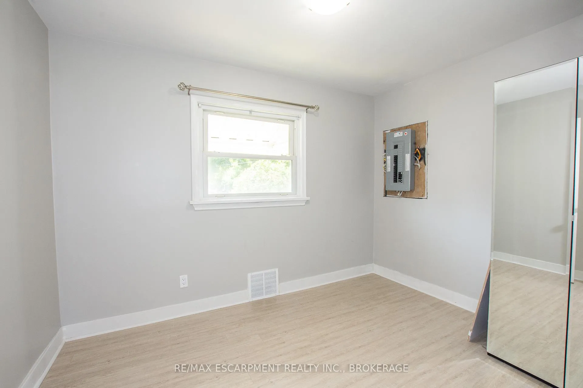 Photo 10 of Unit Main, 21 Brisbane Glen, St. Catharines, Vine/Linwell — HOMEH