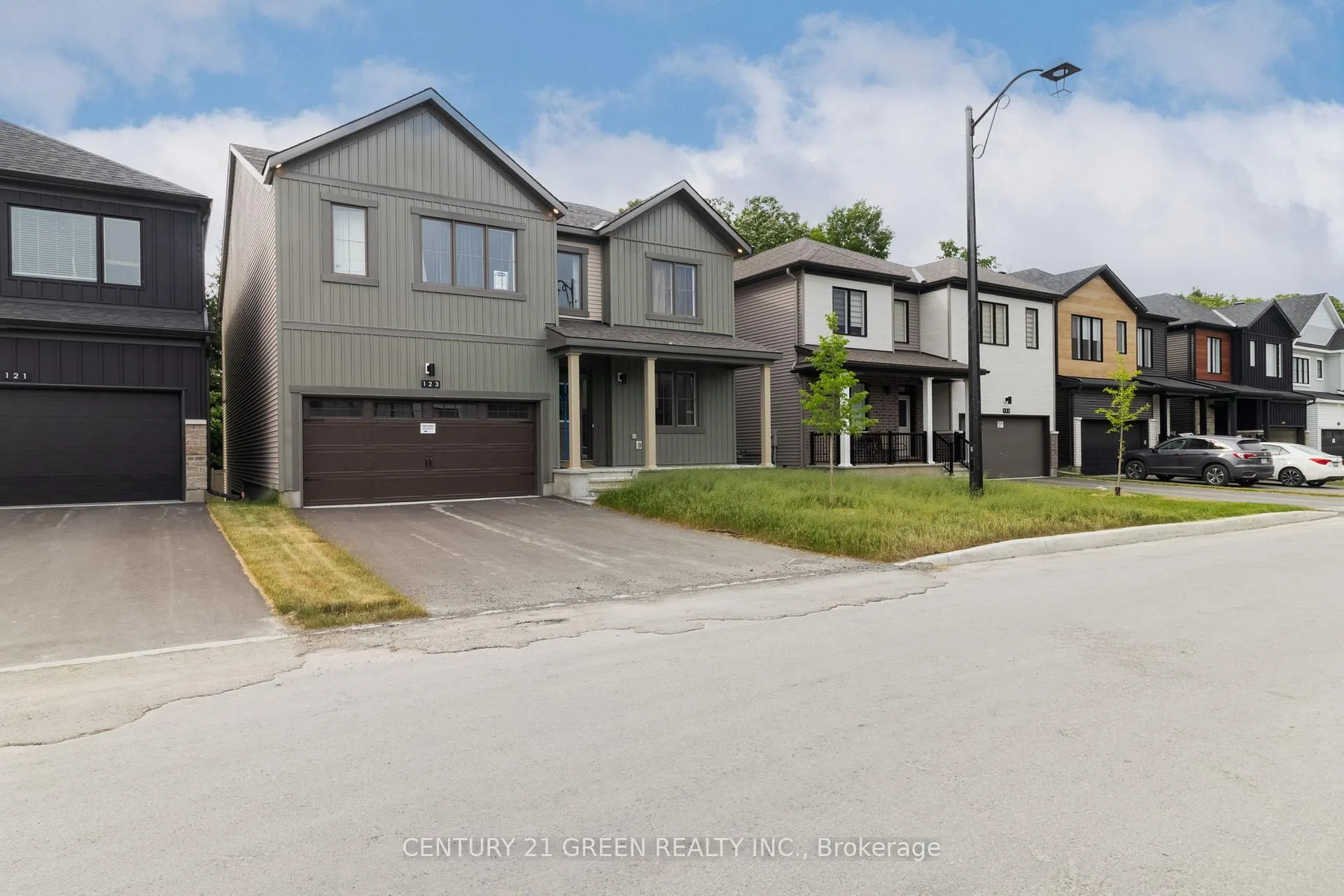 Photo 3 of 123 Tonic Crescent, Ottawa, Kanata - Rural Kanata (Central) — HOMEH