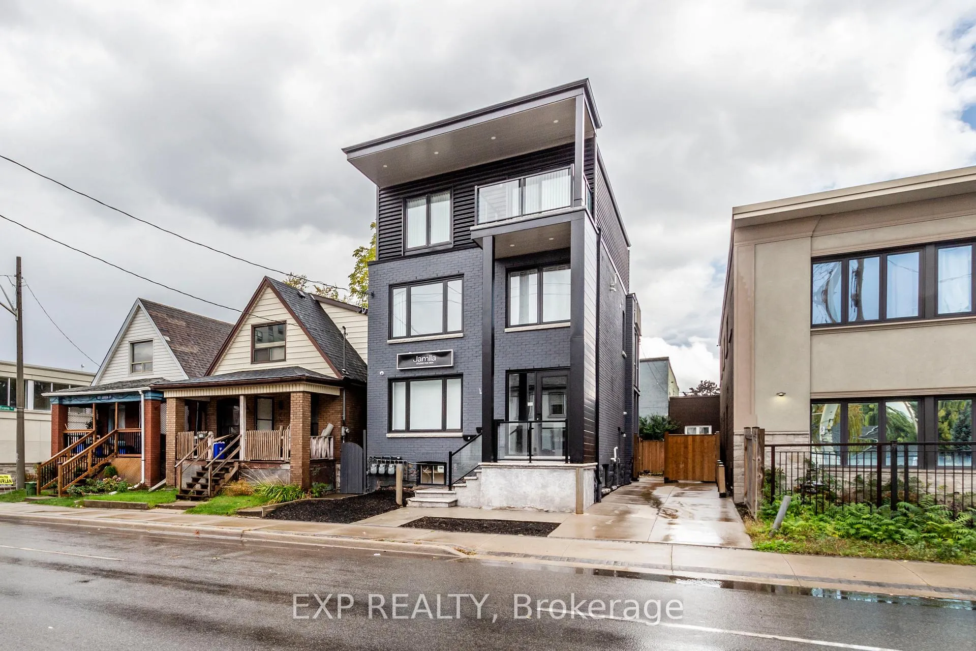 Front of Unit 2, 144 Wellington Street N