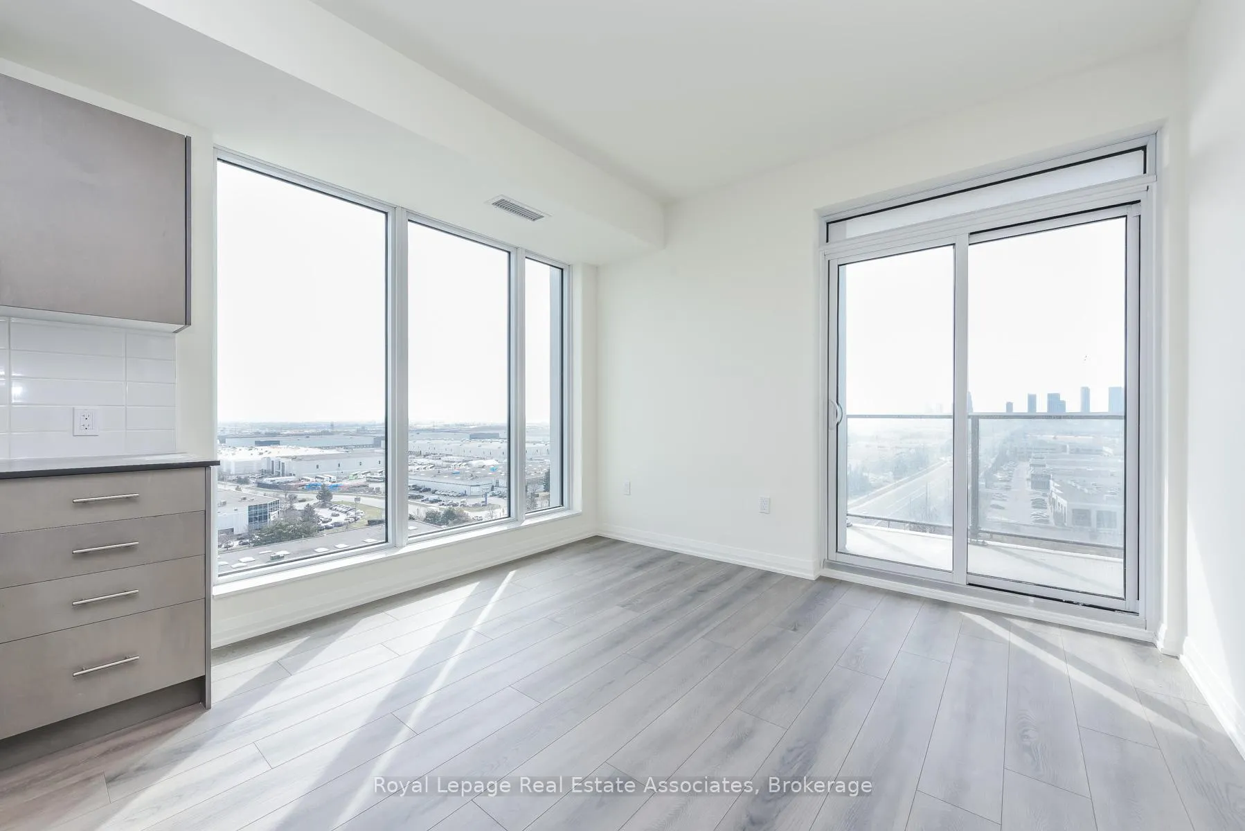 Photo 3 of Unit 1121, 8960 Jane Street, Vaughan, Concord — HOMEH