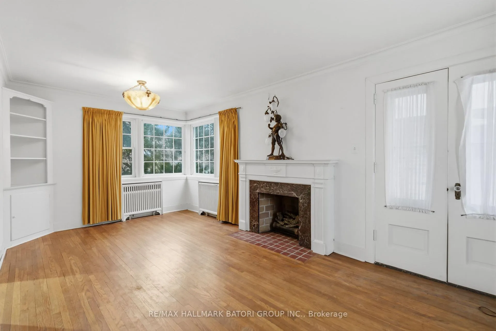 Photo 2 of 18 King Georges Drive, North York, Beechborough-Greenbrook — HOMEH