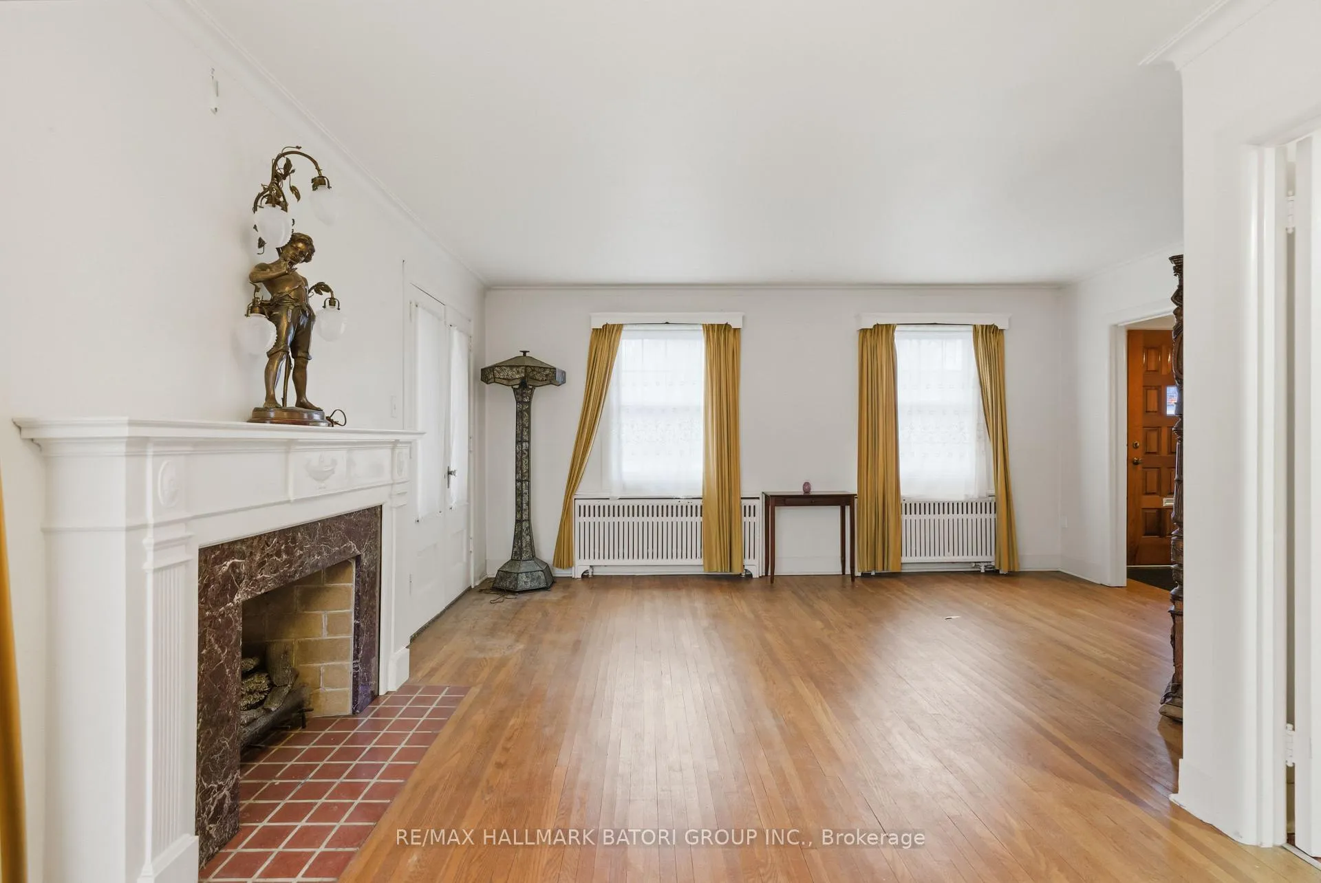 Photo 3 of 18 King Georges Drive, North York, Beechborough-Greenbrook — HOMEH