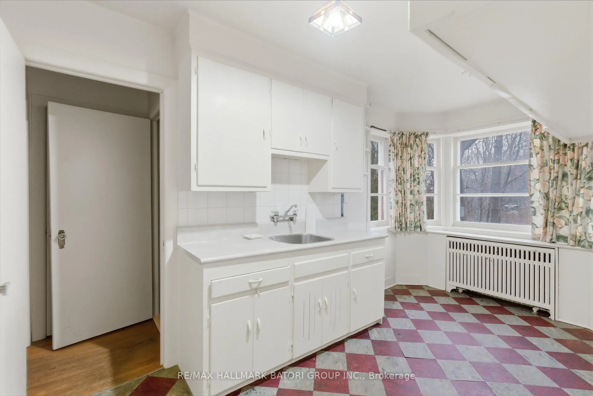 Photo 4 of 18 King Georges Drive, North York, Beechborough-Greenbrook — HOMEH
