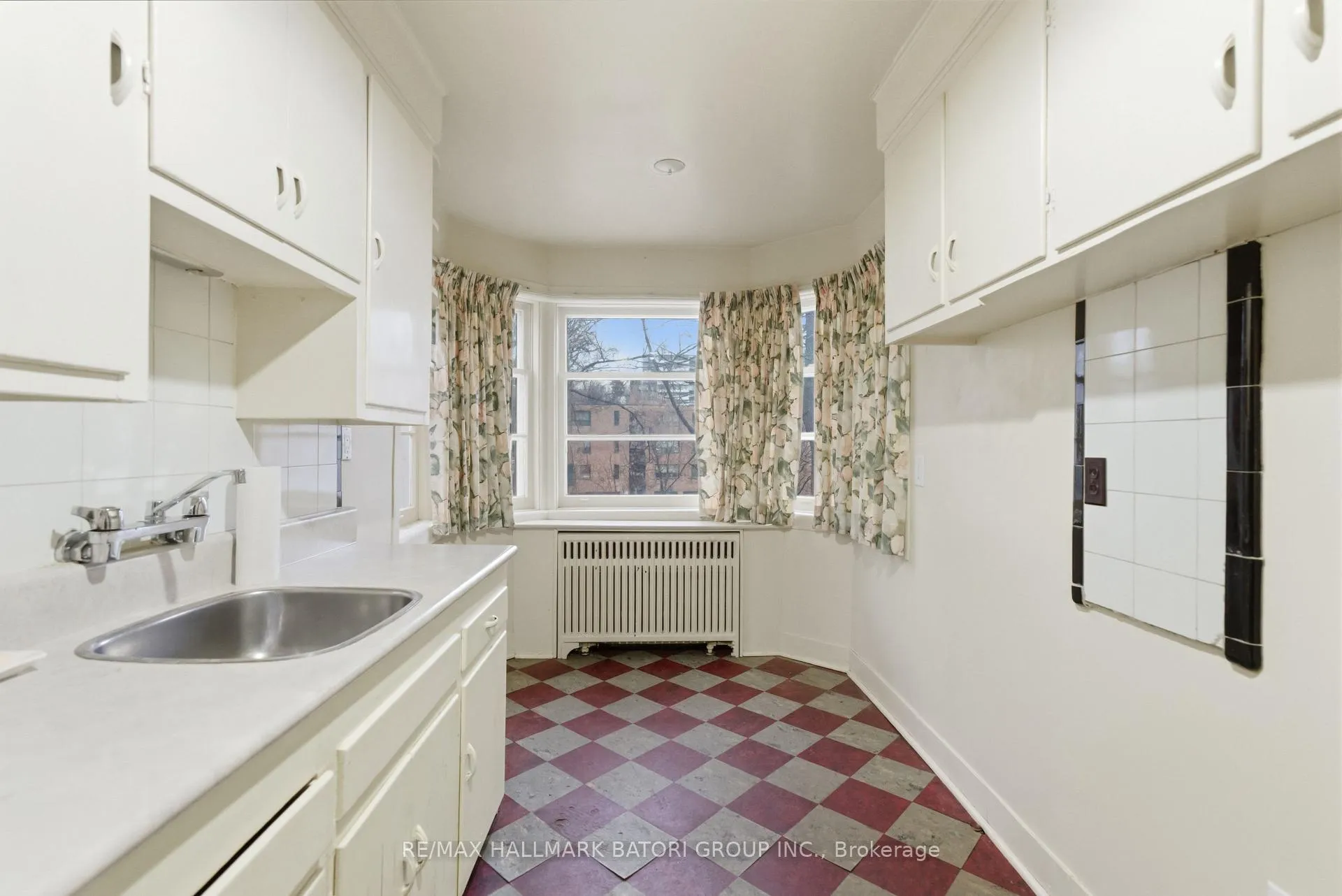 Photo 5 of 18 King Georges Drive, North York, Beechborough-Greenbrook — HOMEH