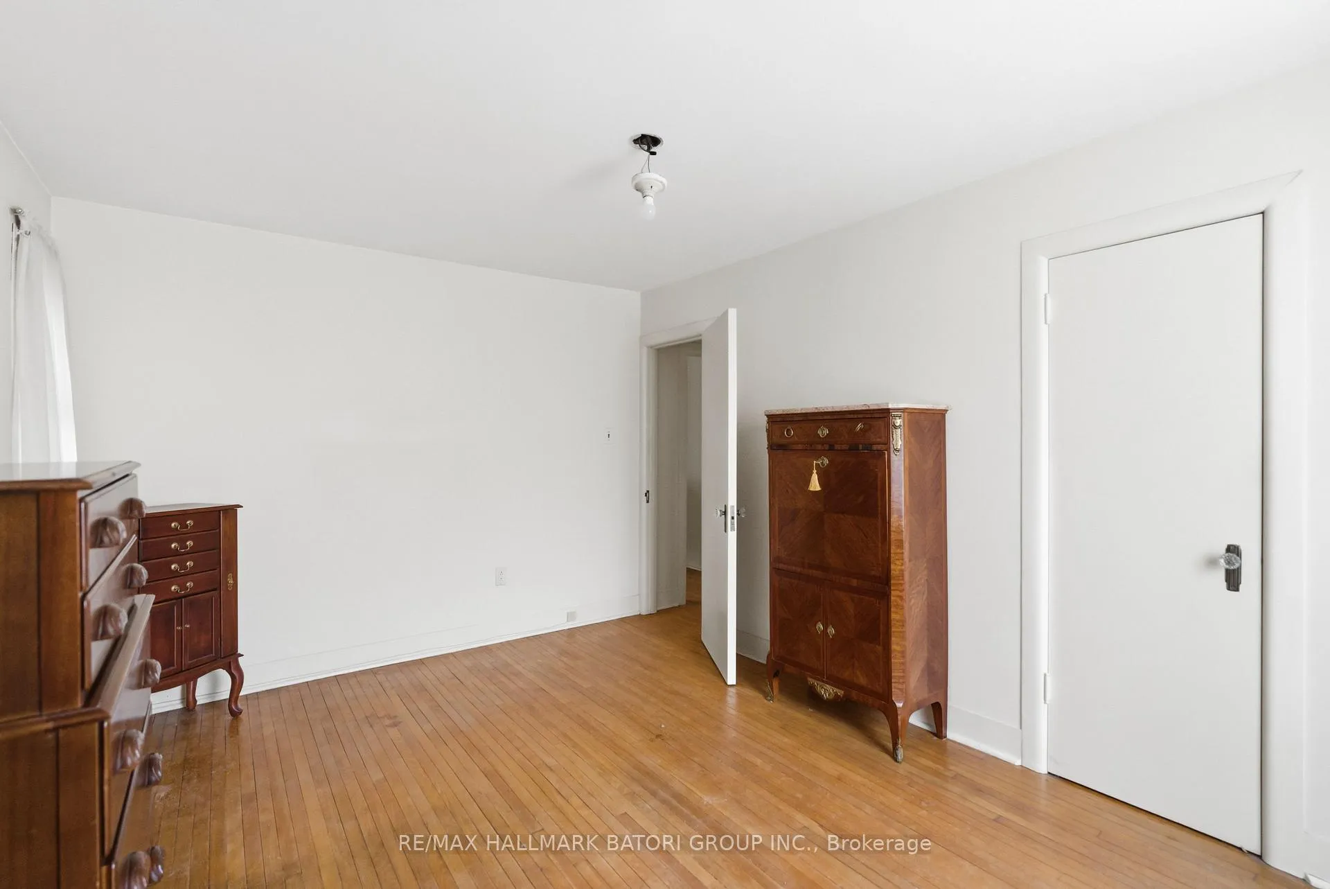 Photo 9 of 18 King Georges Drive, North York, Beechborough-Greenbrook — HOMEH