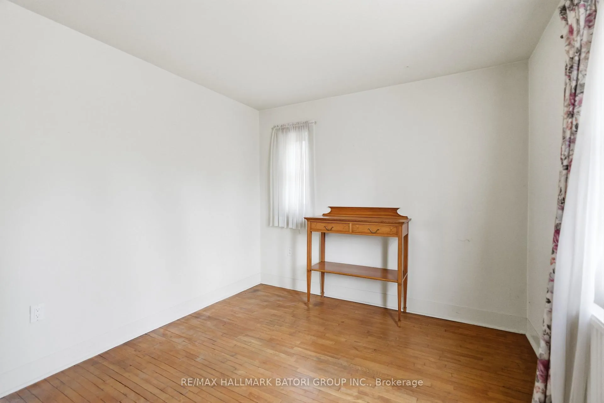 Photo 11 of 18 King Georges Drive, North York, Beechborough-Greenbrook — HOMEH