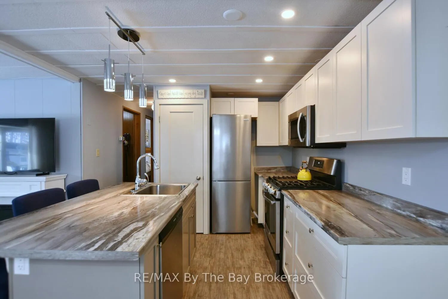 Photo 9 of 15 Carruthers Street S, Wasaga Beach — HOMEH