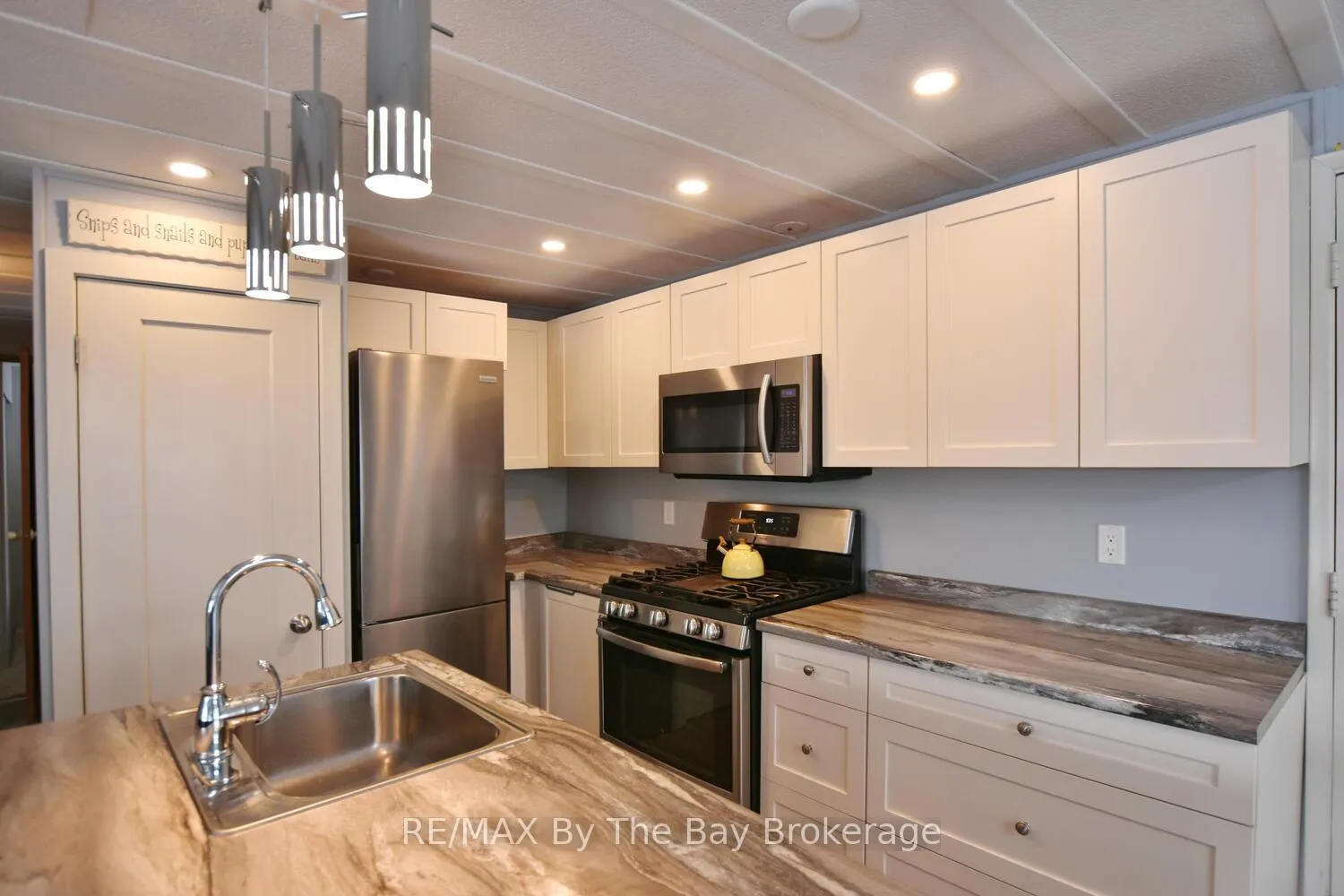 Photo 10 of 15 Carruthers Street S, Wasaga Beach — HOMEH
