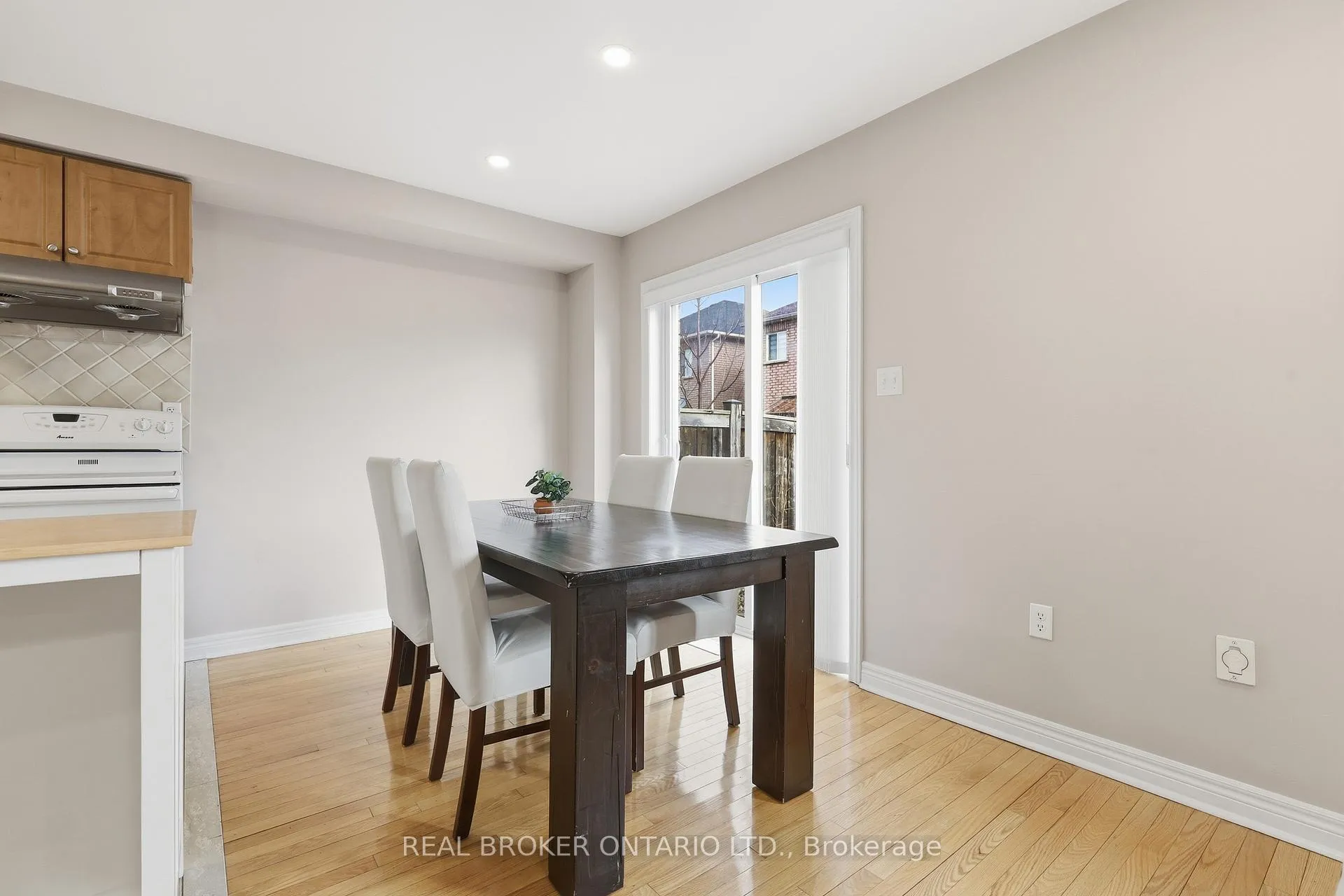 Photo 6 of Unit MAIN, 2 Sir Jacobs Crescent, Brampton, Fletcher's Meadow — HOMEH