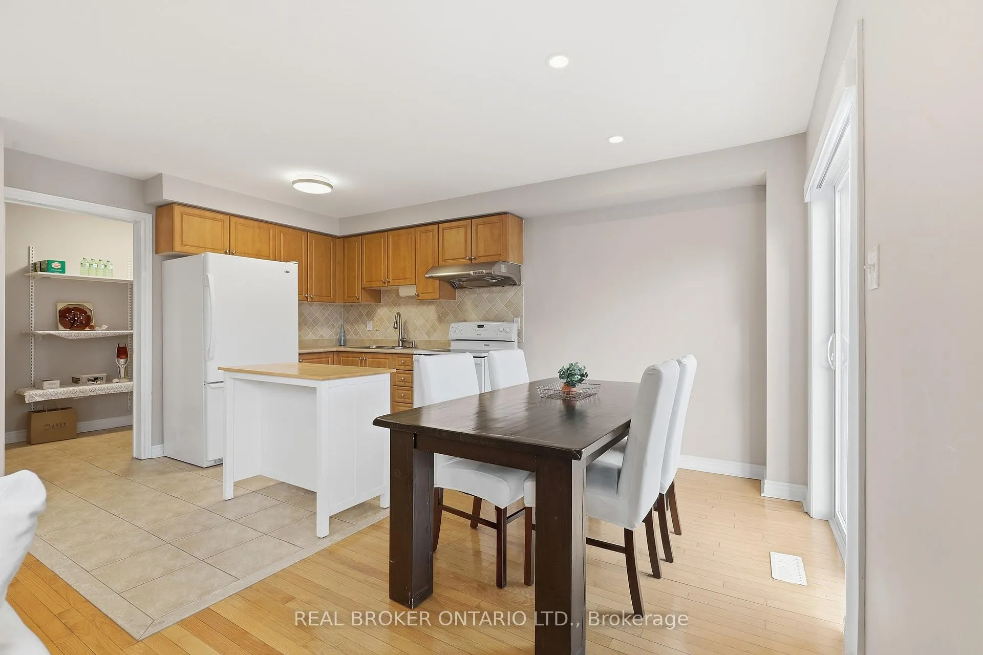 Photo 7 of Unit MAIN, 2 Sir Jacobs Crescent, Brampton, Fletcher's Meadow — HOMEH