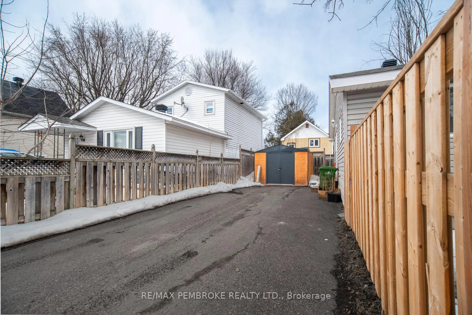 Photo 40 of 320 Moffat Street, Pembroke — HOMEH