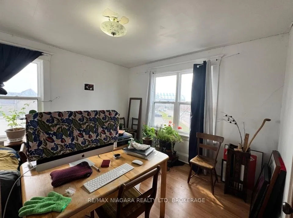 Photo 5 of 4893 Hunter Street, Niagara Falls, Clifton Hill — HOMEH