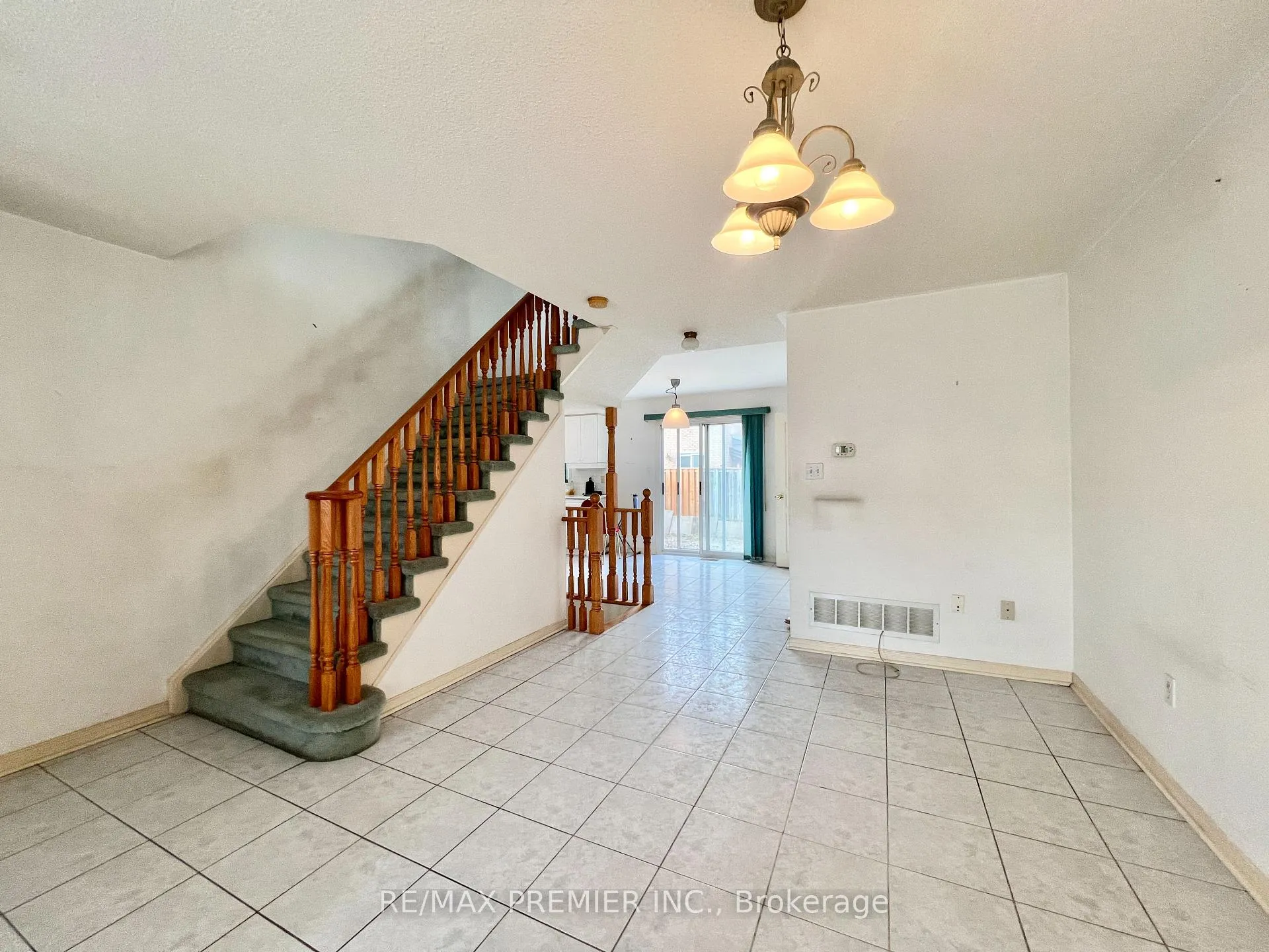 Photo 5 of 20 Manitoba Place, Brampton, Sandringham-Wellington — HOMEH