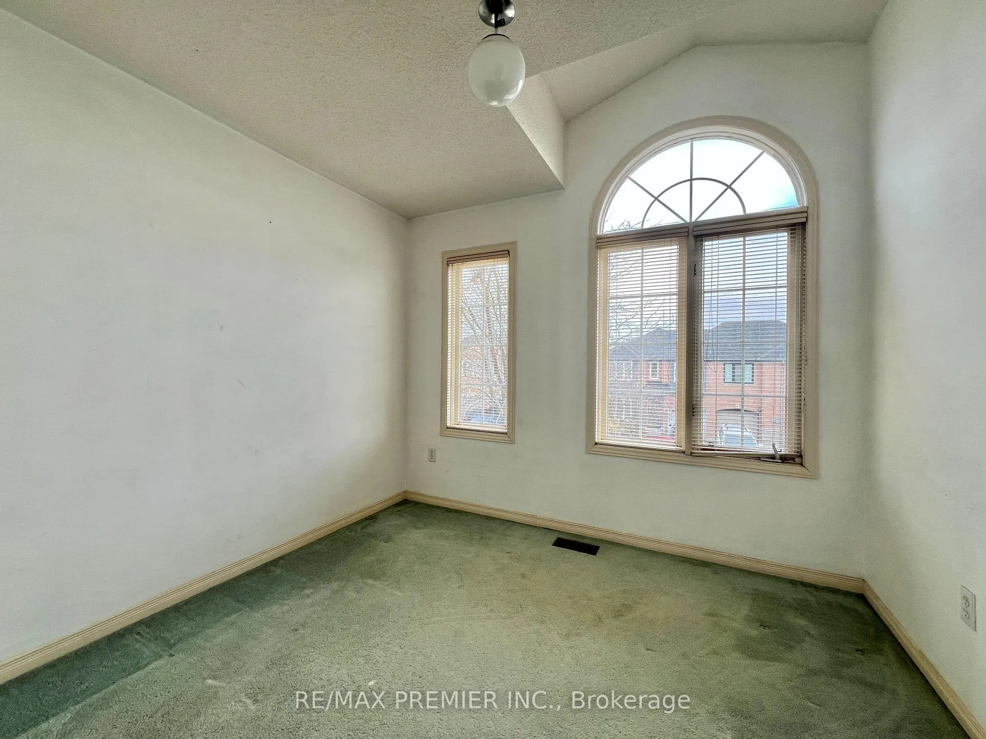 Photo 10 of 20 Manitoba Place, Brampton, Sandringham-Wellington — HOMEH