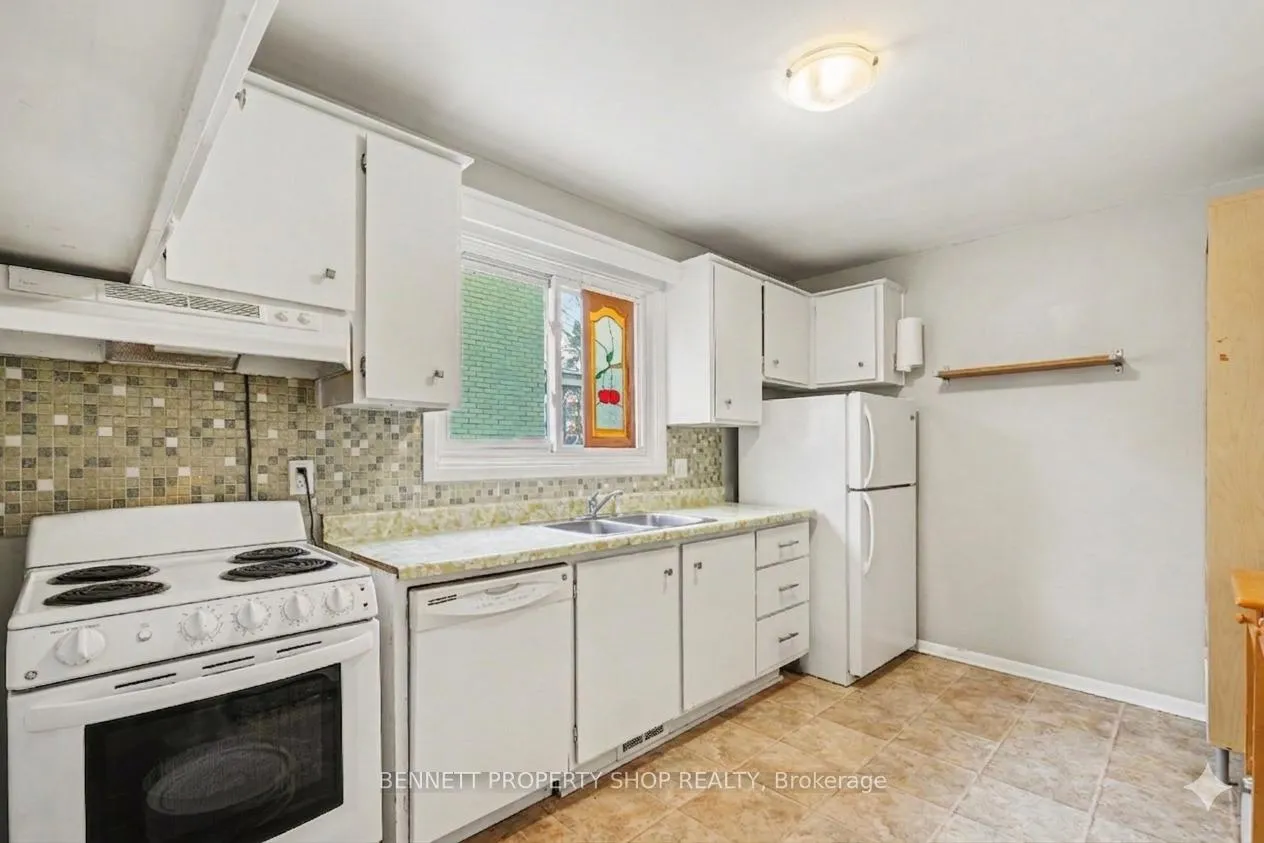 Photo 3 of 2636 Elmhurst Street, Ottawa, Queensway Terrace North — HOMEH