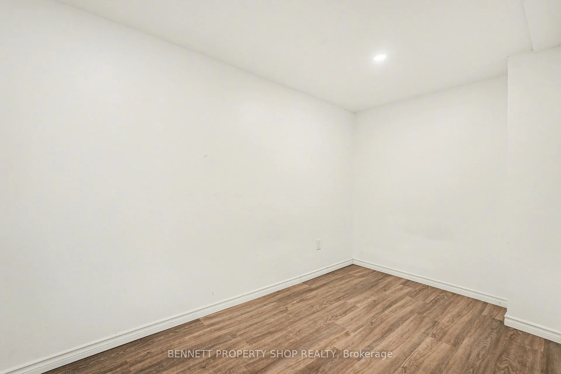 Photo 9 of 2636 Elmhurst Street, Ottawa, Queensway Terrace North — HOMEH