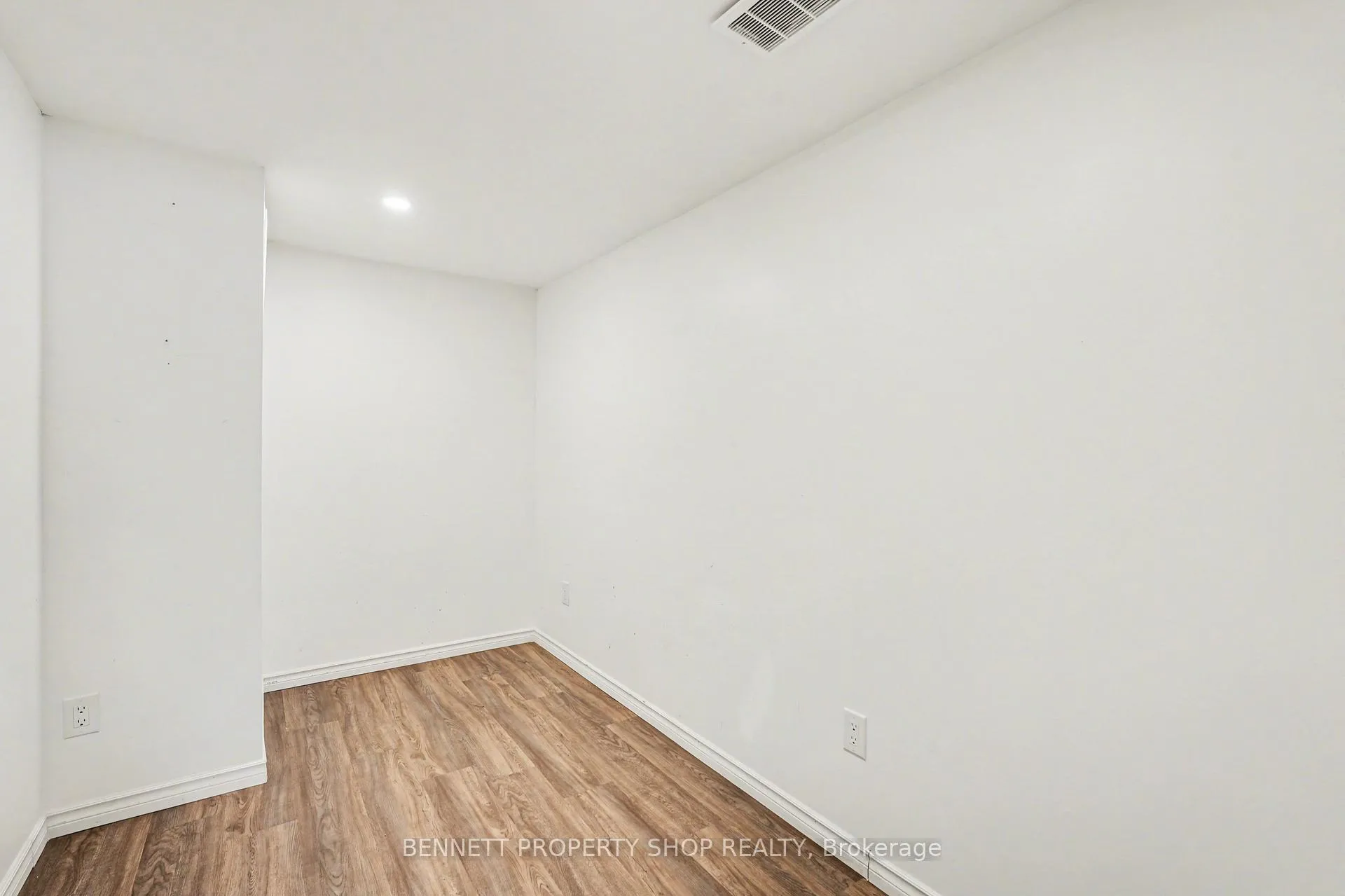 Photo 10 of 2636 Elmhurst Street, Ottawa, Queensway Terrace North — HOMEH