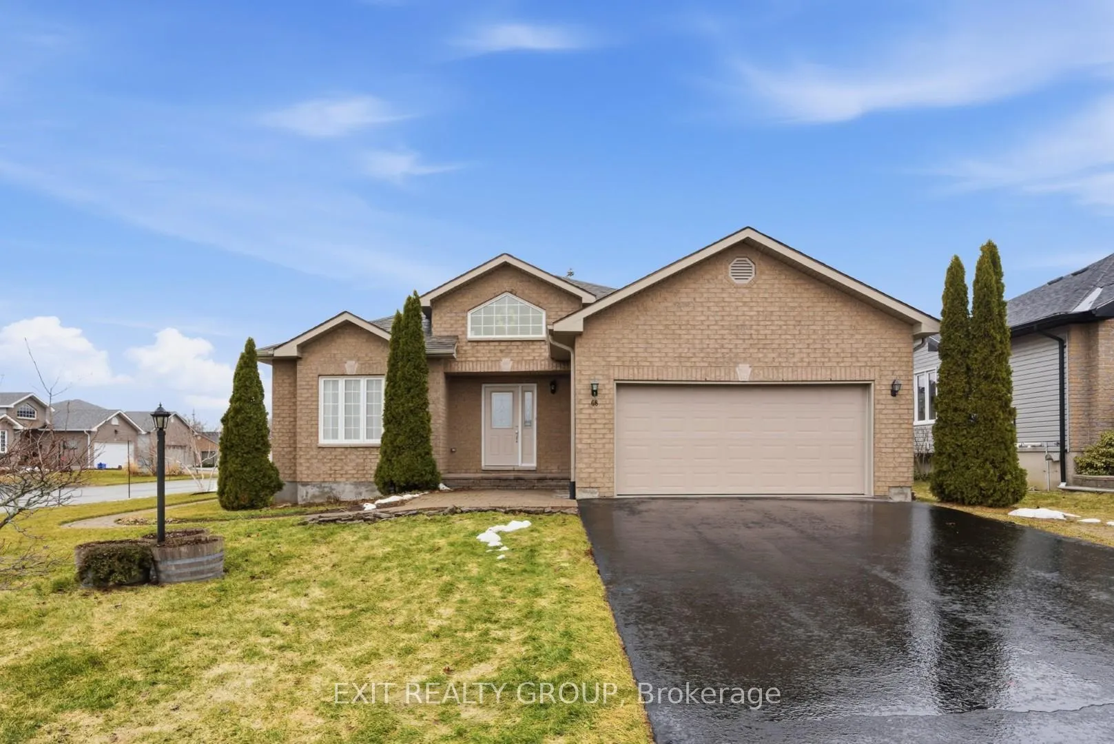 Photo 2 of 68 Maplehurst Crescent, Prince Edward County, Wellington Ward — HOMEH