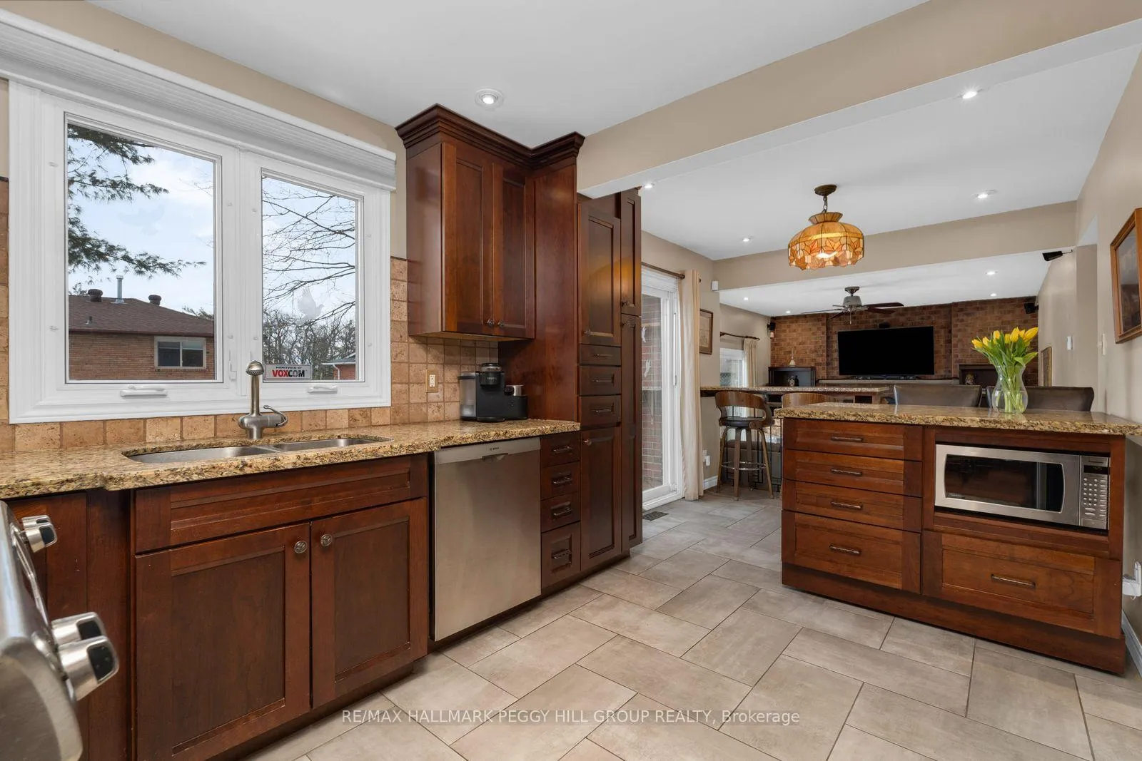 Photo 3 of 46 Oakridge Drive, Barrie, Sunnidale — HOMEH