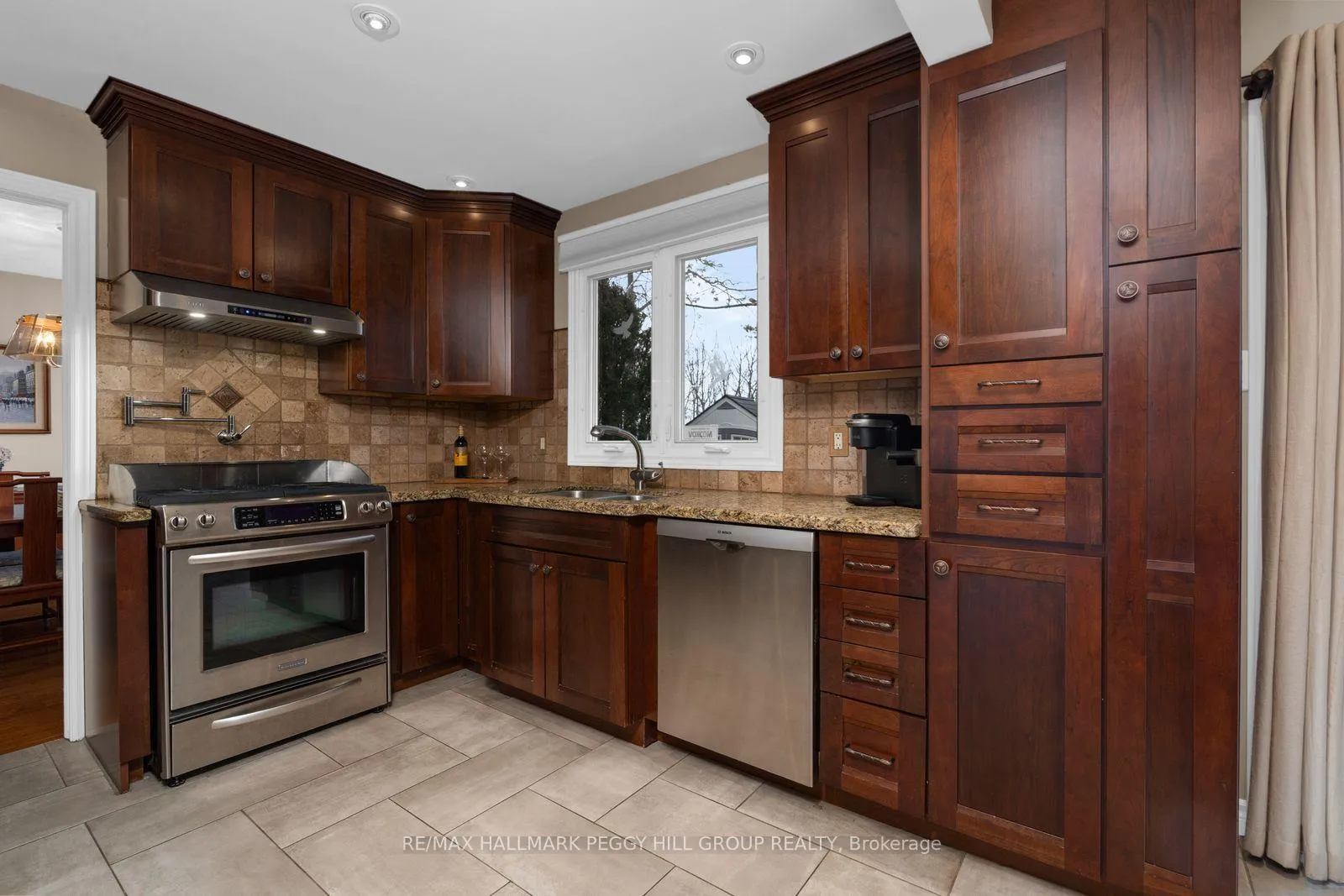 Photo 4 of 46 Oakridge Drive, Barrie, Sunnidale — HOMEH