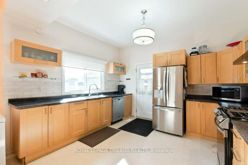 Photo 15 of 94 Steele Street, St. Thomas — HOMEH