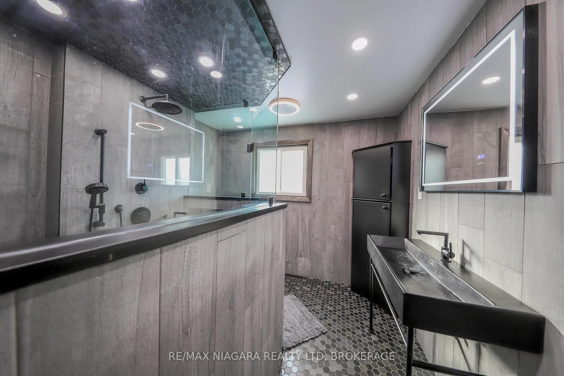 Photo 16 of 21 Jessica Drive, St. Catharines, Vine/Linwell — HOMEH
