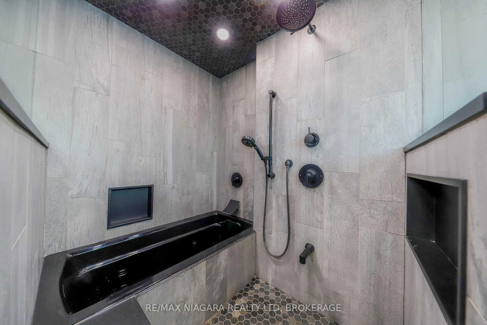 Photo 17 of 21 Jessica Drive, St. Catharines, Vine/Linwell — HOMEH