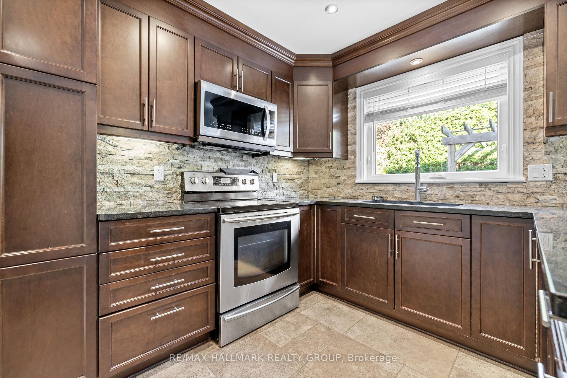Photo 8 of 124 Sai Crescent, Ottawa, Hunt Club Park — HOMEH