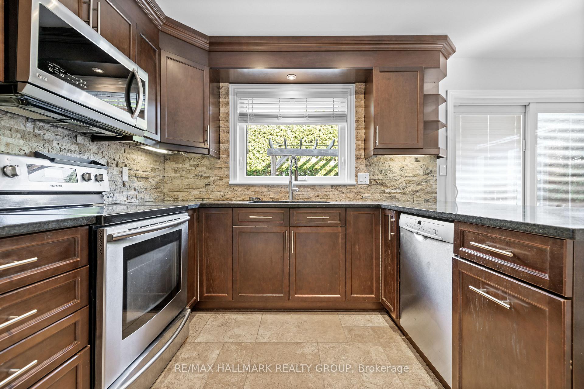 Photo 9 of 124 Sai Crescent, Ottawa, Hunt Club Park — HOMEH