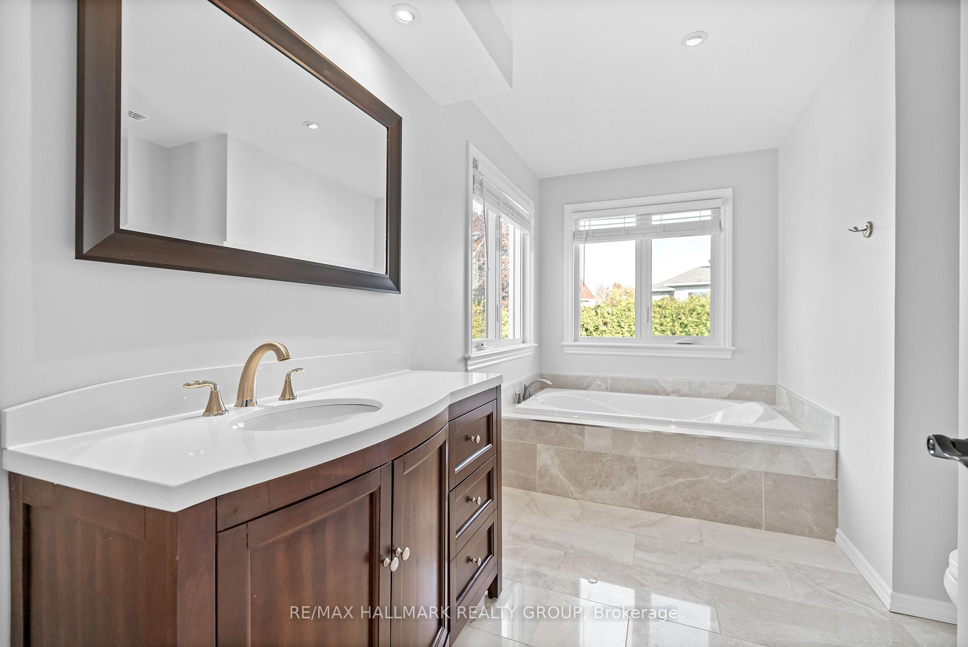 Photo 17 of 124 Sai Crescent, Ottawa, Hunt Club Park — HOMEH