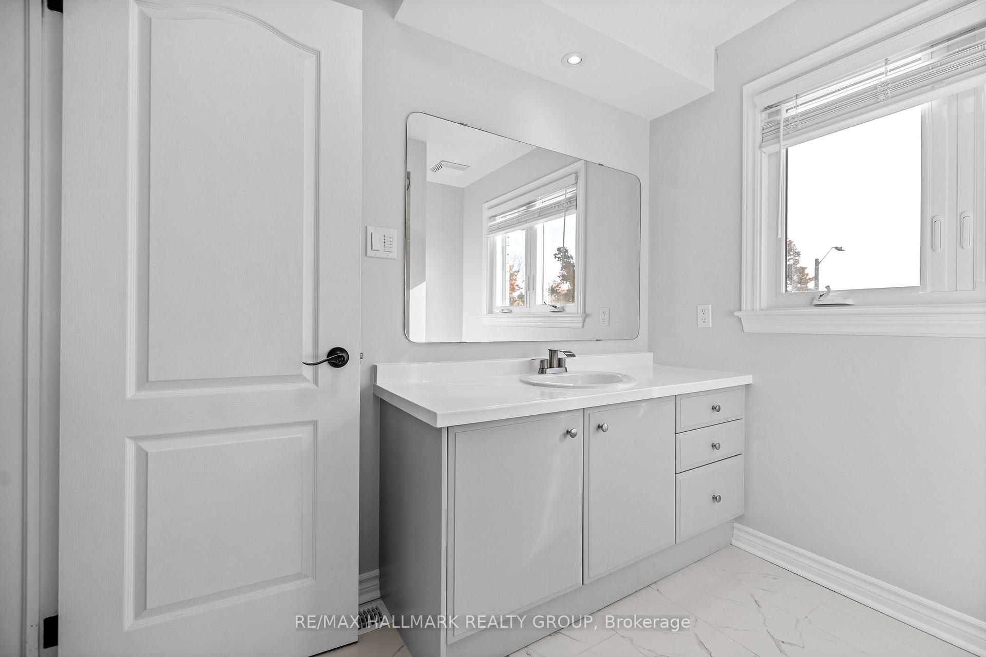 Photo 22 of 124 Sai Crescent, Ottawa, Hunt Club Park — HOMEH