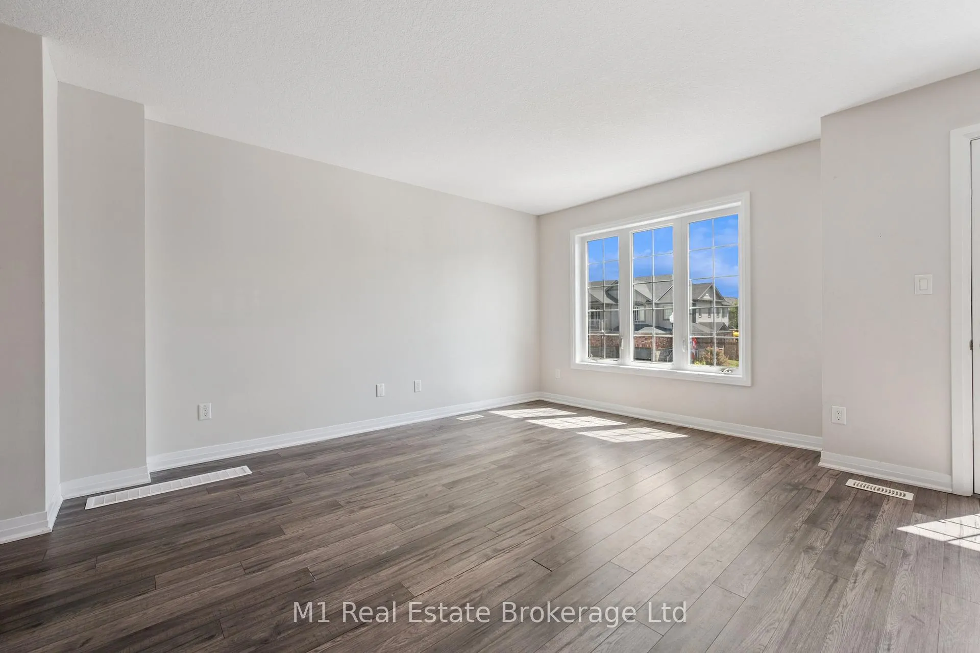 Photo 5 of 13 Meadowridge Street, Kitchener — HOMEH