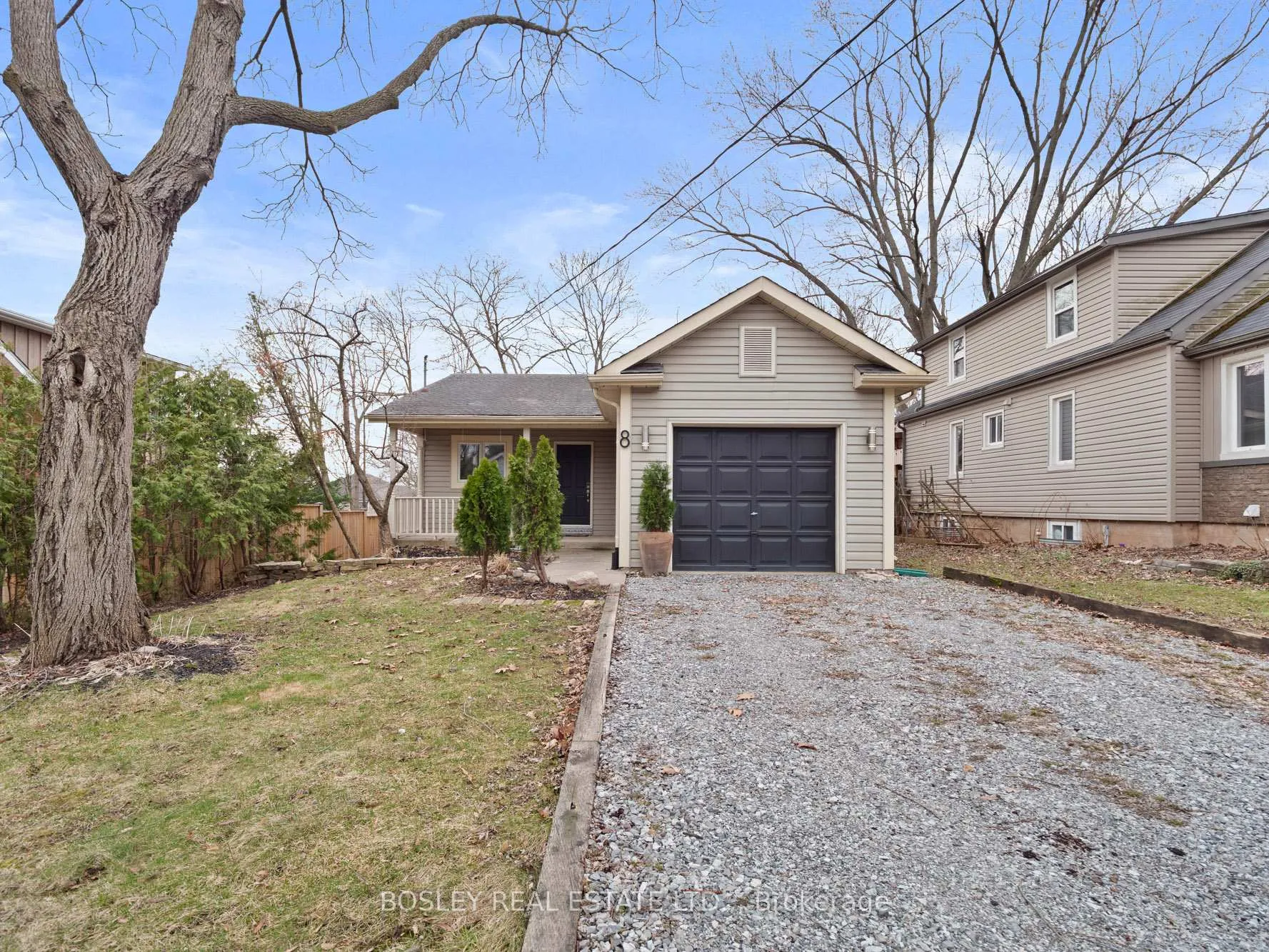 Photo 2 of 8 Emmett Street, Pelham, Fonthill — HOMEH