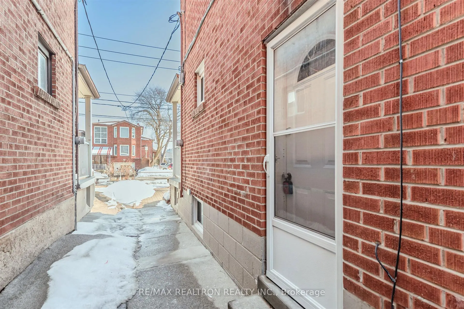 Photo 2 of Unit Lower, 20 Castleton Avenue, Toronto, Rockcliffe-Smythe — HOMEH
