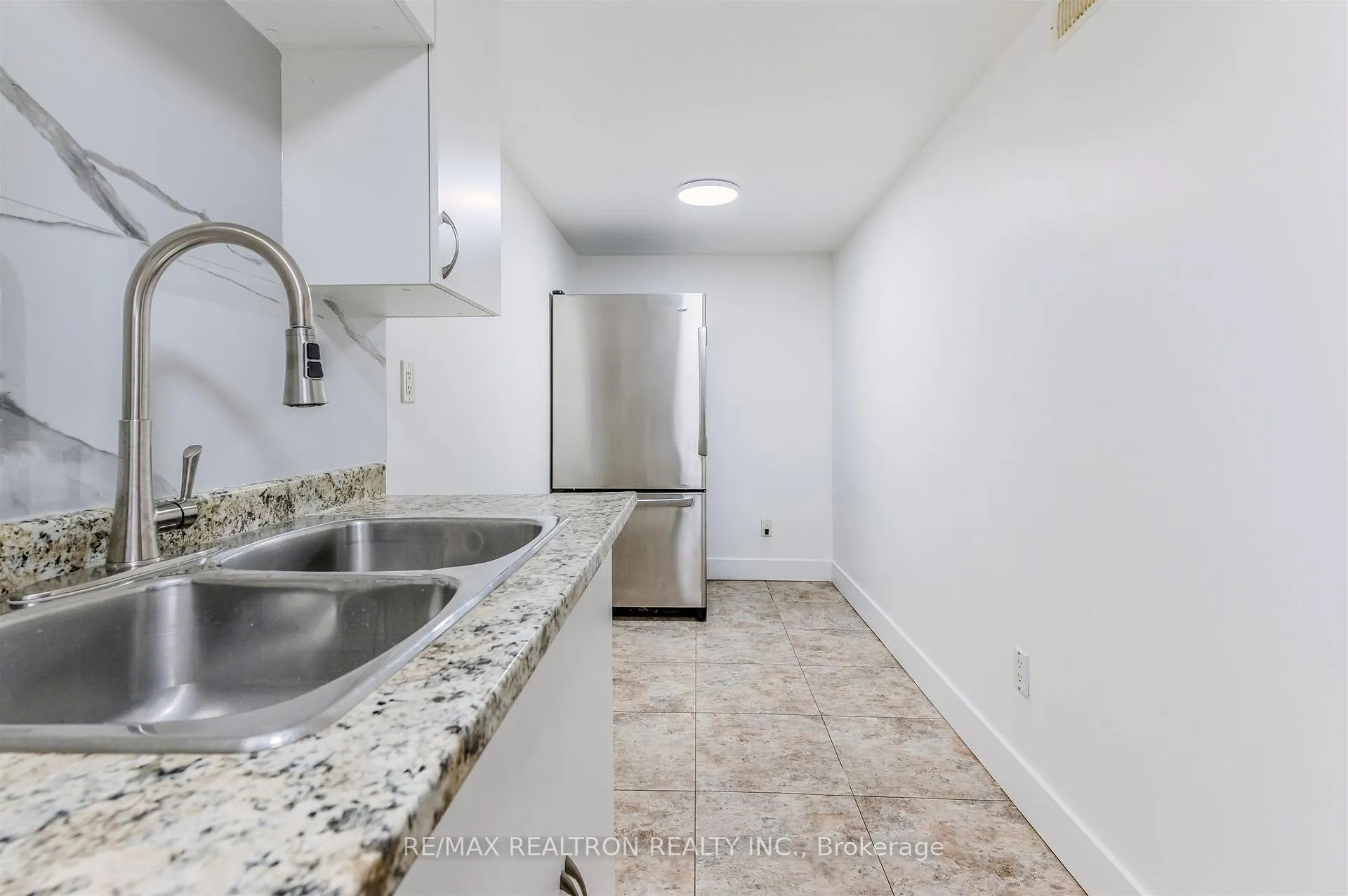 Photo 10 of Unit Lower, 20 Castleton Avenue, Toronto, Rockcliffe-Smythe — HOMEH