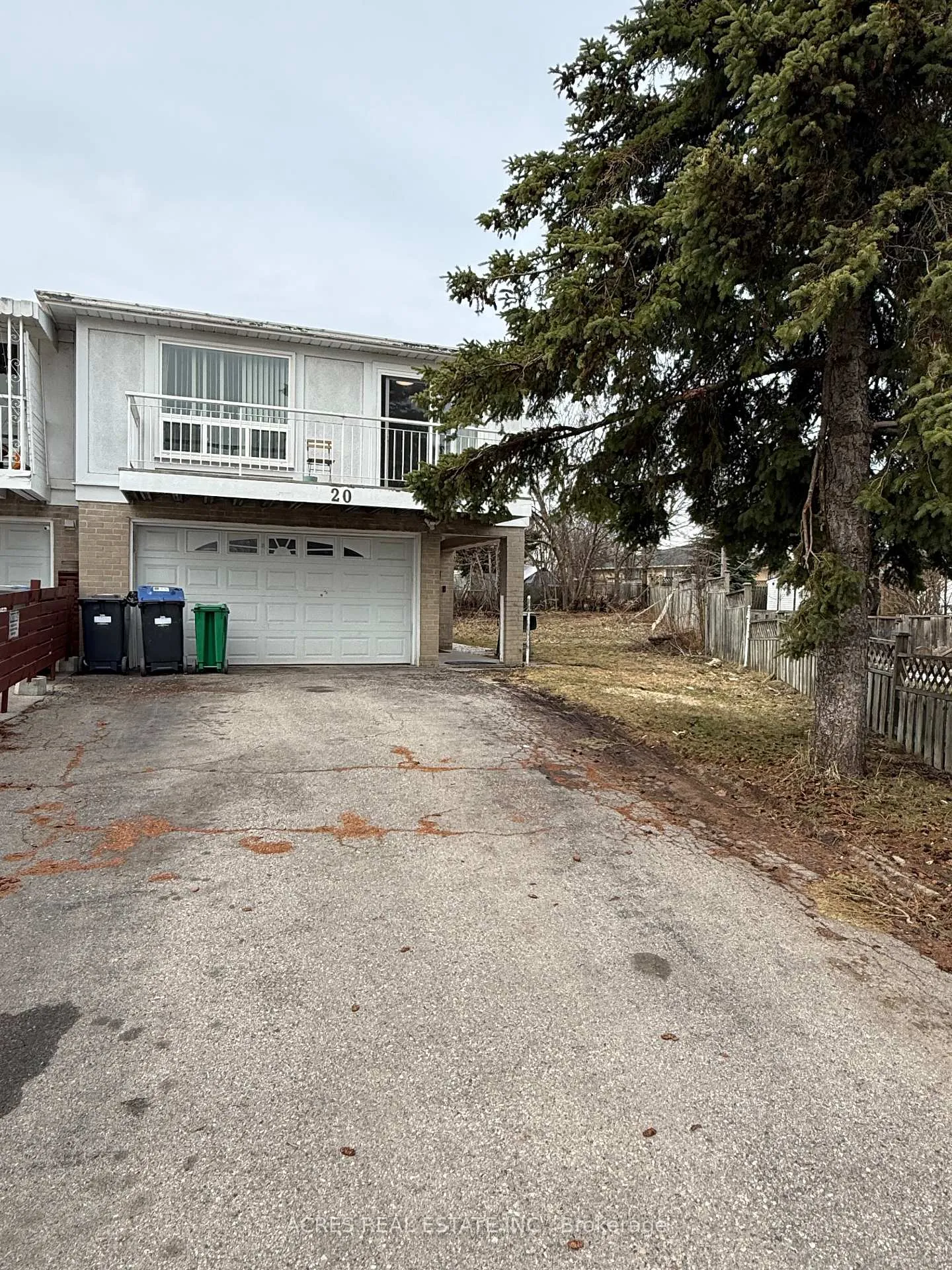 Front of 20 Gladeside Place W