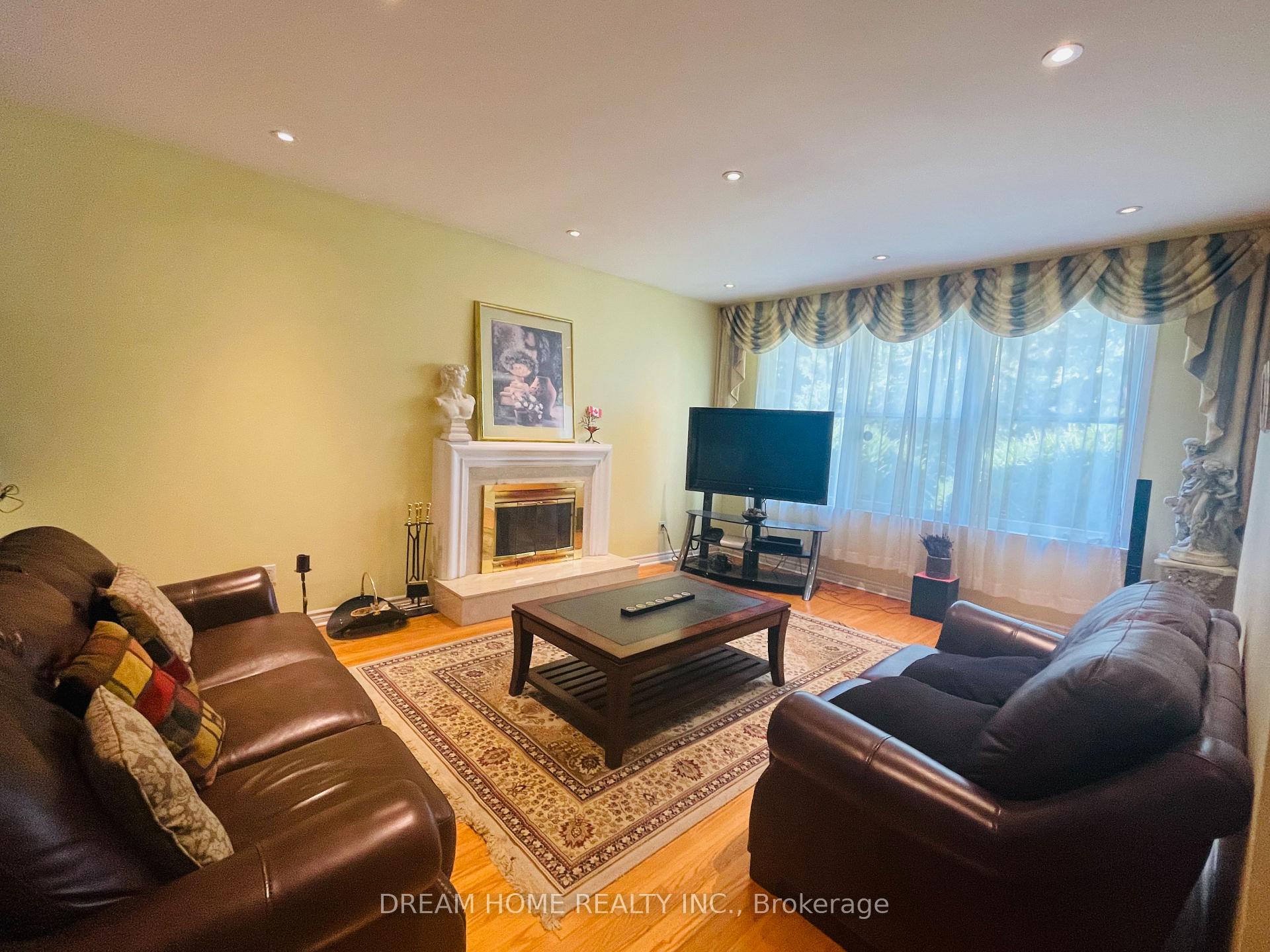 Photo 2 of 93 Babcombe Drive, Markham, Bayview Glen — HOMEH