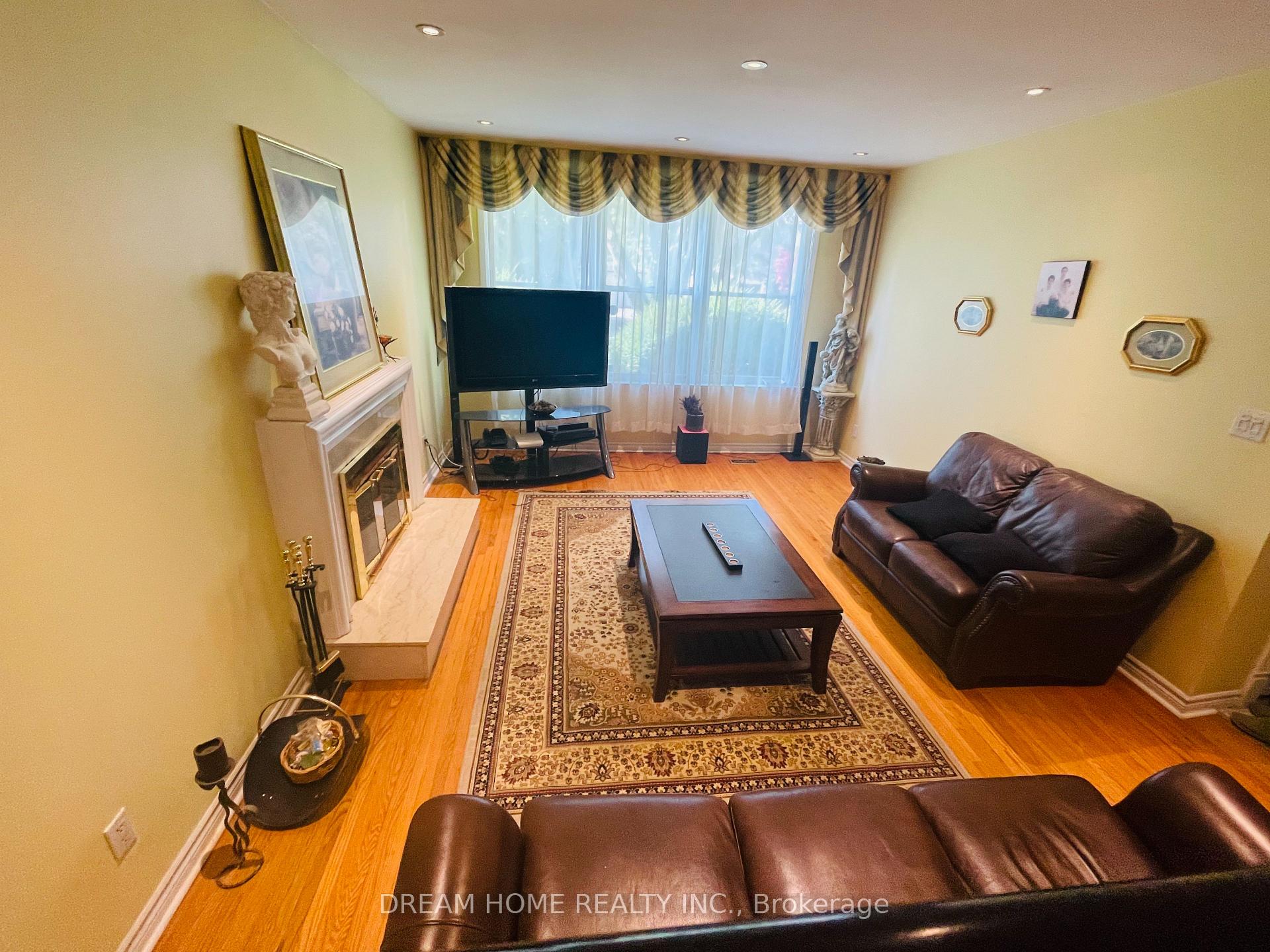 Photo 3 of 93 Babcombe Drive, Markham, Bayview Glen — HOMEH