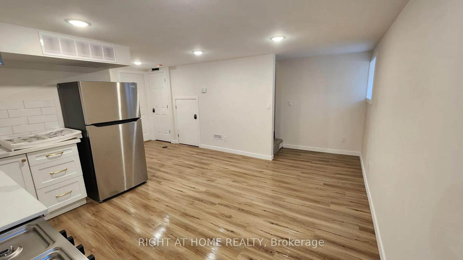 Photo 5 of Unit 4, 30 Stirton Street, Hamilton, Gibson — HOMEH