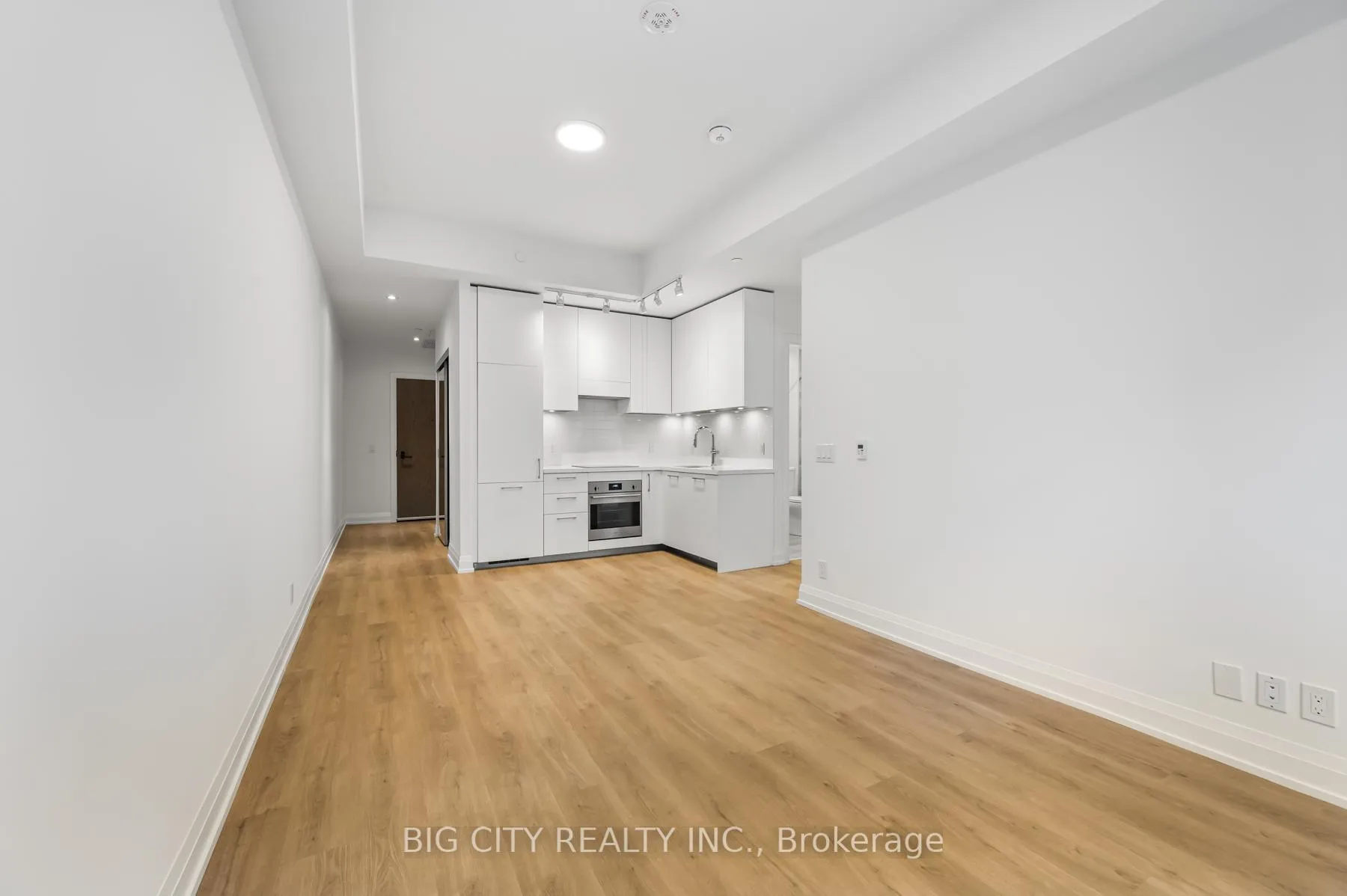 Photo 5 of Unit 201, 36 Brentcliffe Road, Toronto, Thorncliffe Park — HOMEH