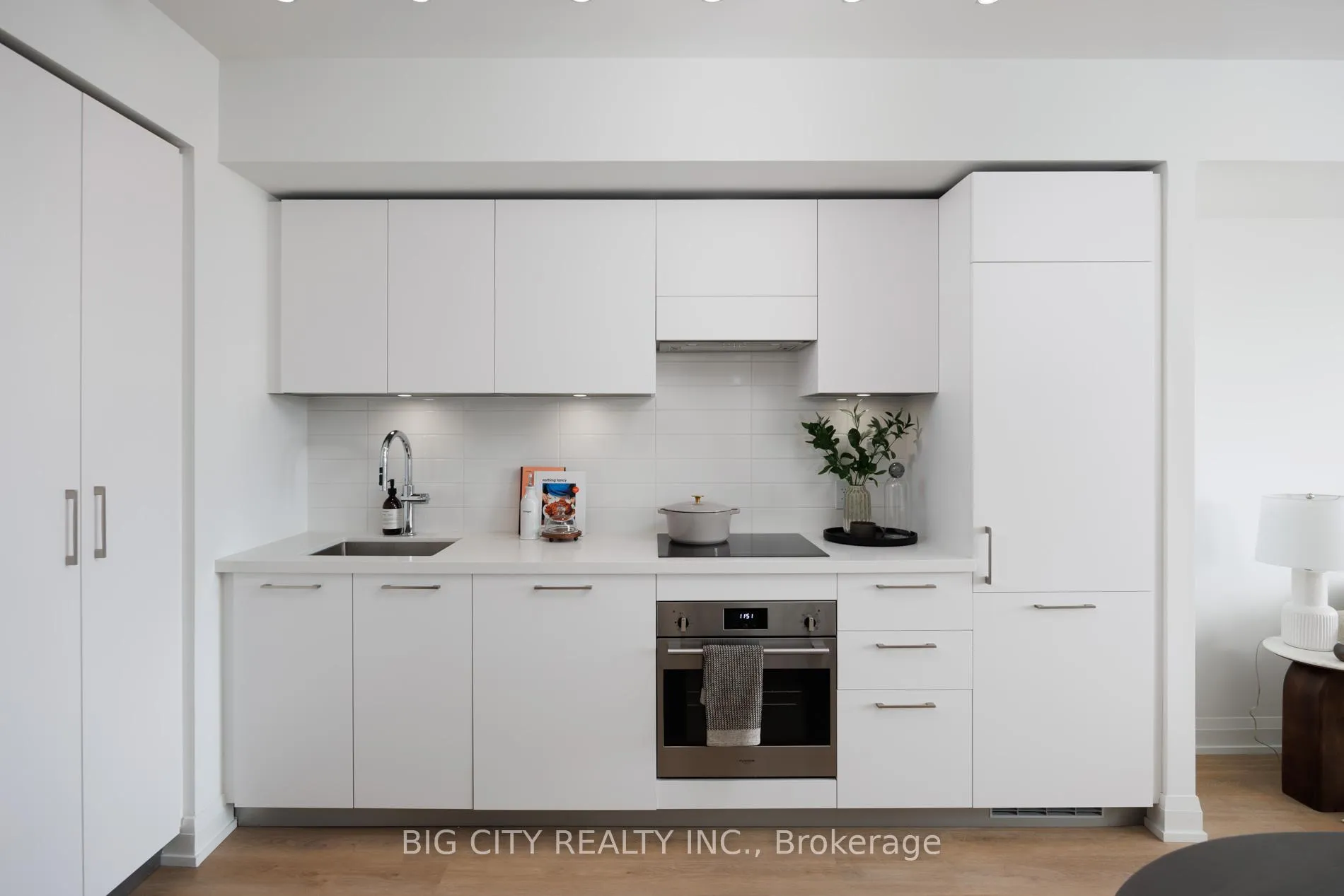 Photo 3 of Unit 911, 36 Brentcliffe Road, Toronto, Thorncliffe Park — HOMEH