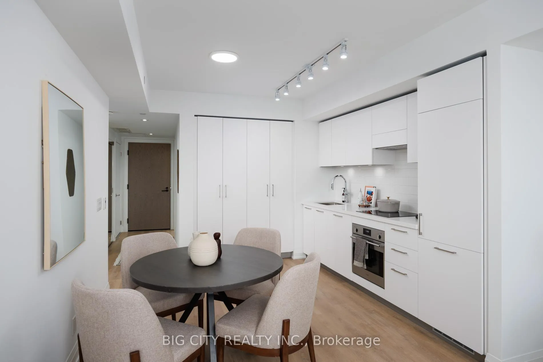 Photo 4 of Unit 911, 36 Brentcliffe Road, Toronto, Thorncliffe Park — HOMEH