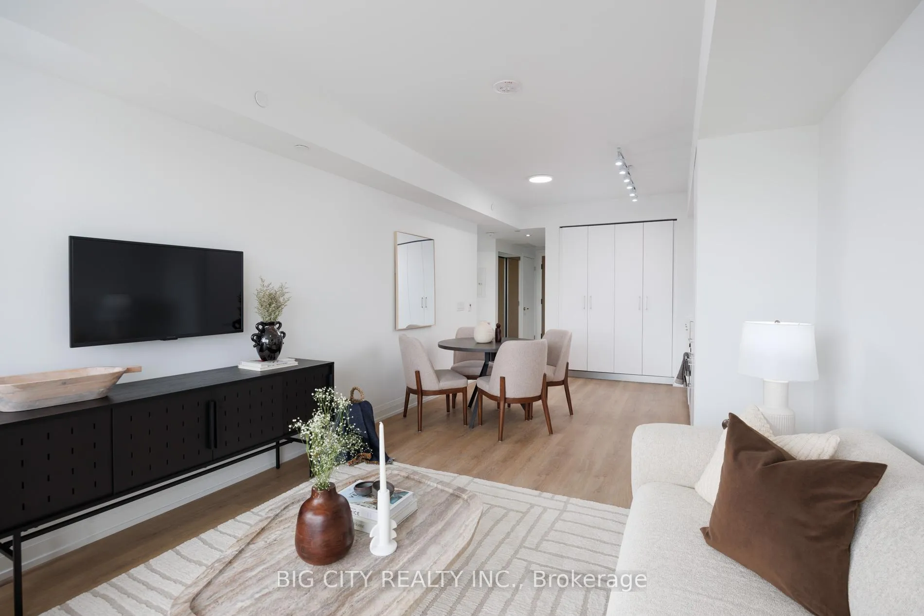 Photo 11 of Unit 911, 36 Brentcliffe Road, Toronto, Thorncliffe Park — HOMEH