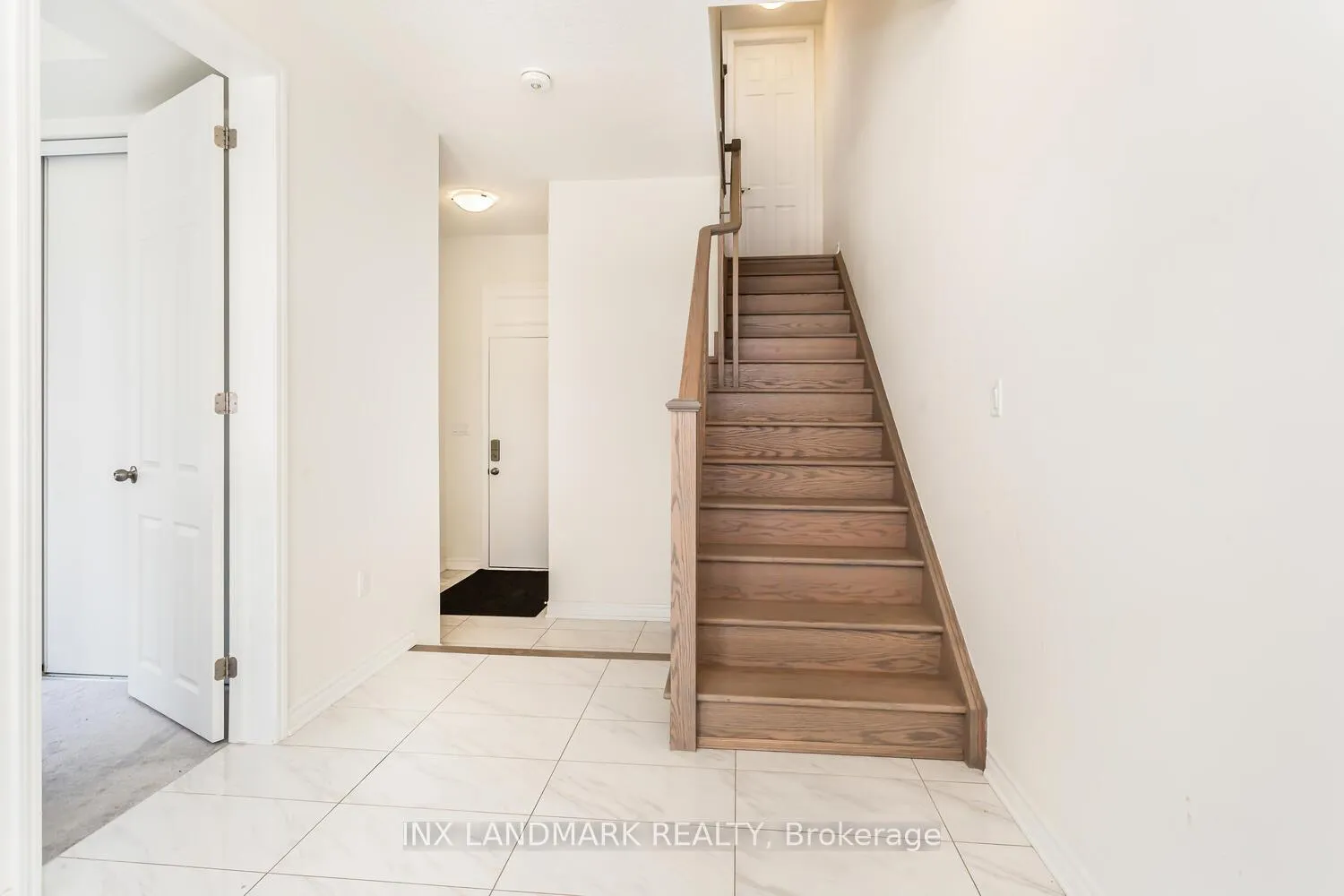 Photo 3 of 32 Summer Wind Lane, Brampton, Northwest Brampton — HOMEH