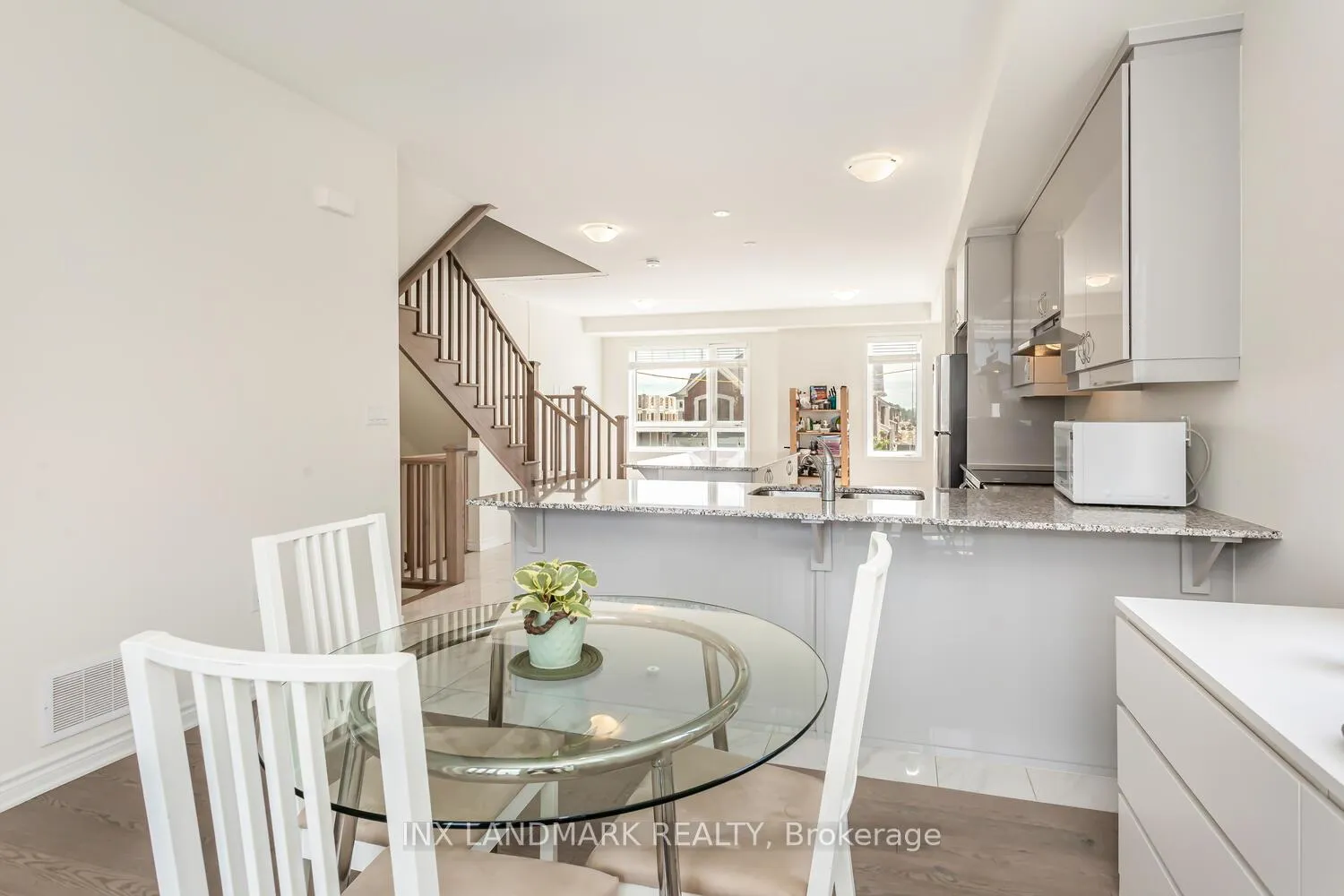 Photo 10 of 32 Summer Wind Lane, Brampton, Northwest Brampton — HOMEH