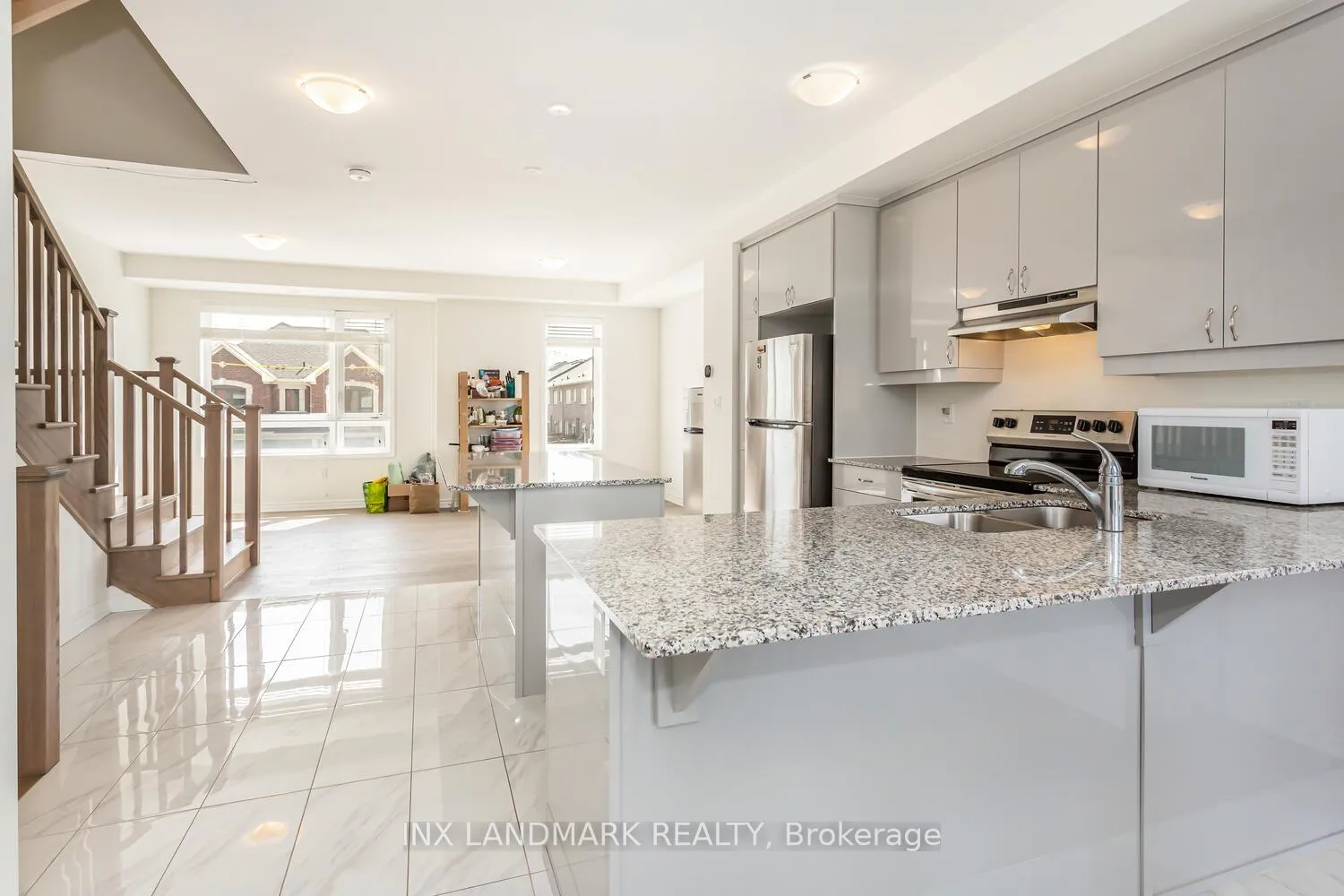 Photo 11 of 32 Summer Wind Lane, Brampton, Northwest Brampton — HOMEH