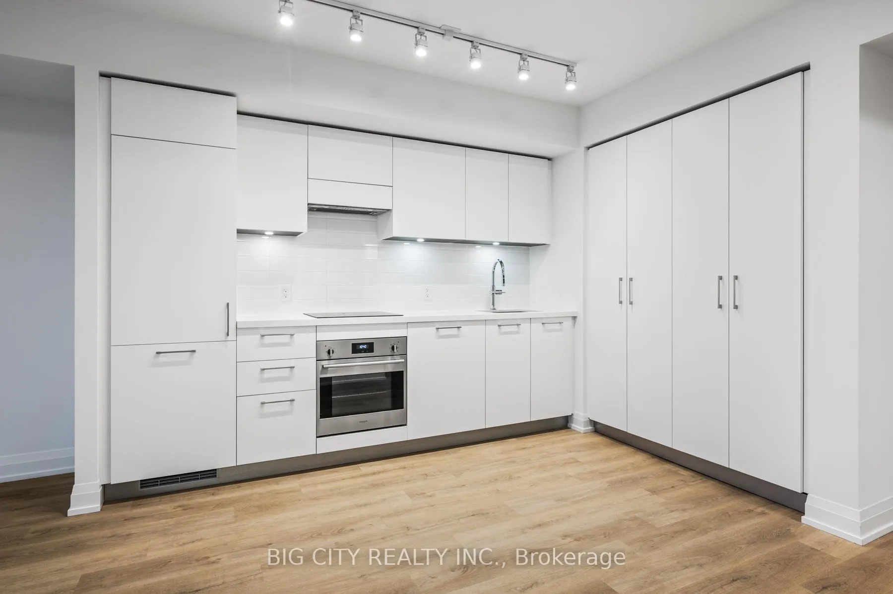 Photo 4 of Unit 1310, 36 Brentcliffe Road, Toronto, Thorncliffe Park — HOMEH